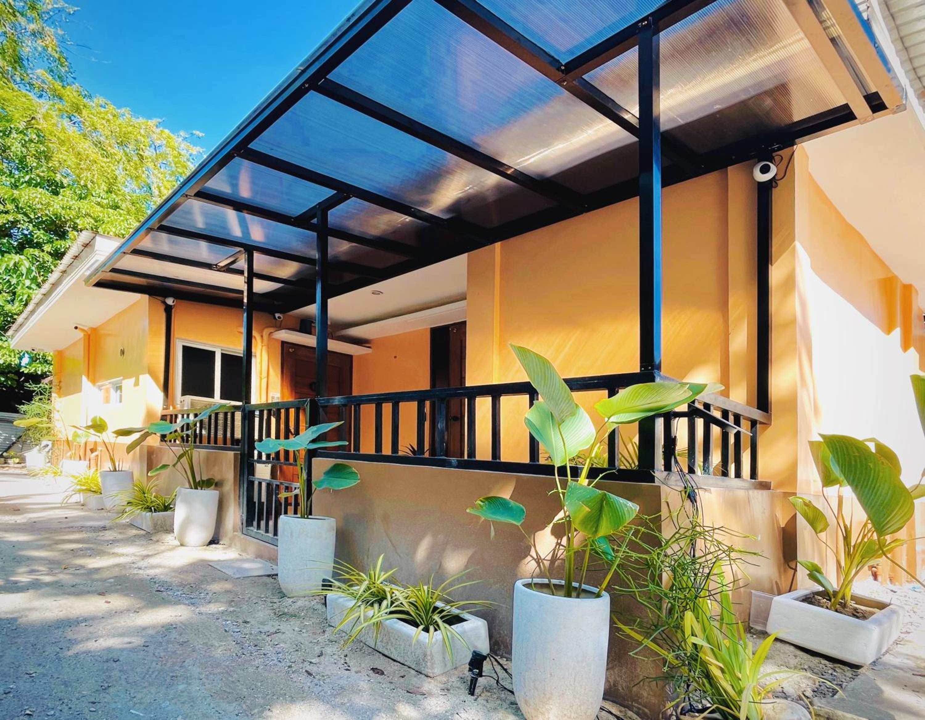 Easy Access Stay, Minutes from Airport on Main Road