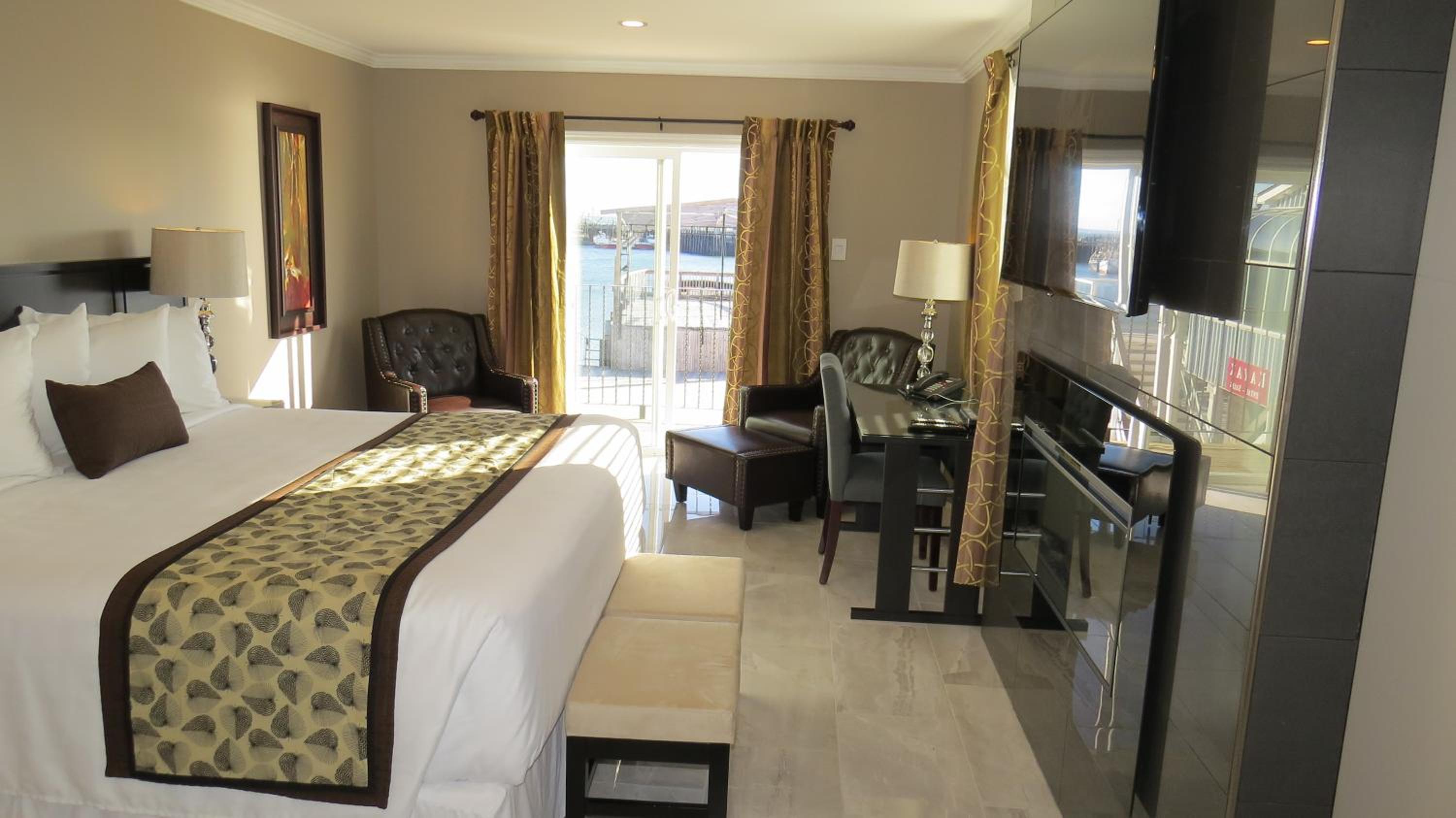 Dockside Suites
