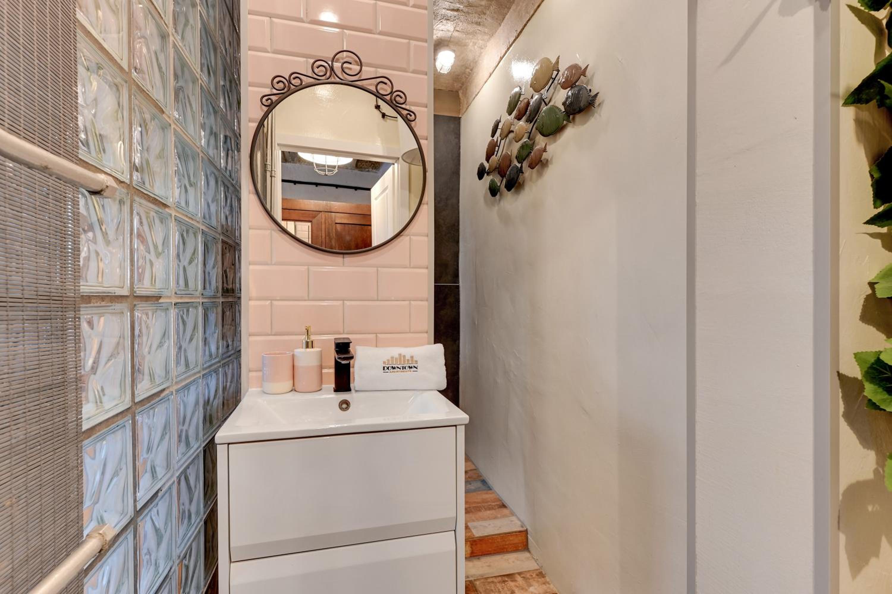 Cats & Crafts Loft by Downtown Apartments