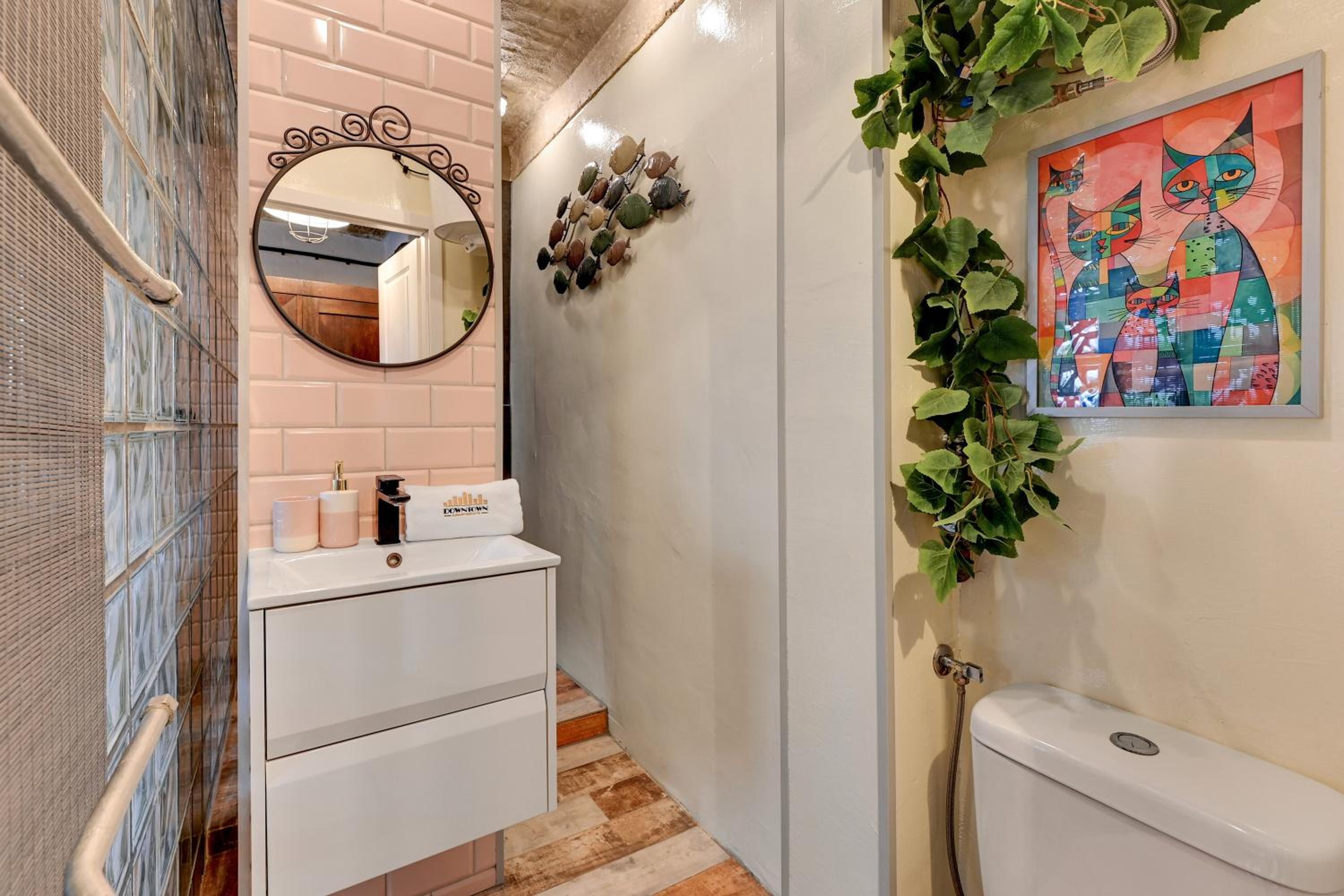 Cats & Crafts Loft by Downtown Apartments