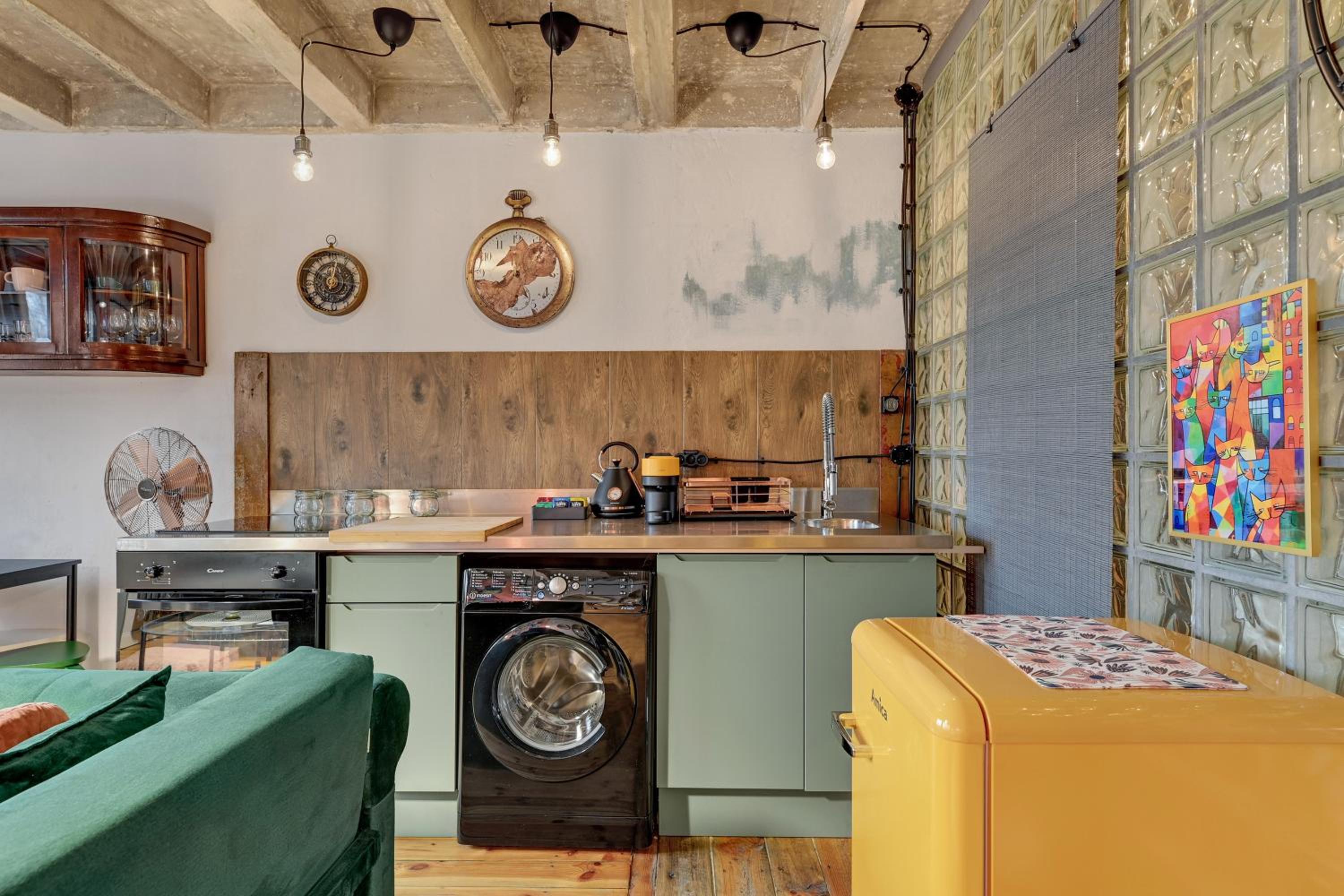 Cats & Crafts Loft by Downtown Apartments