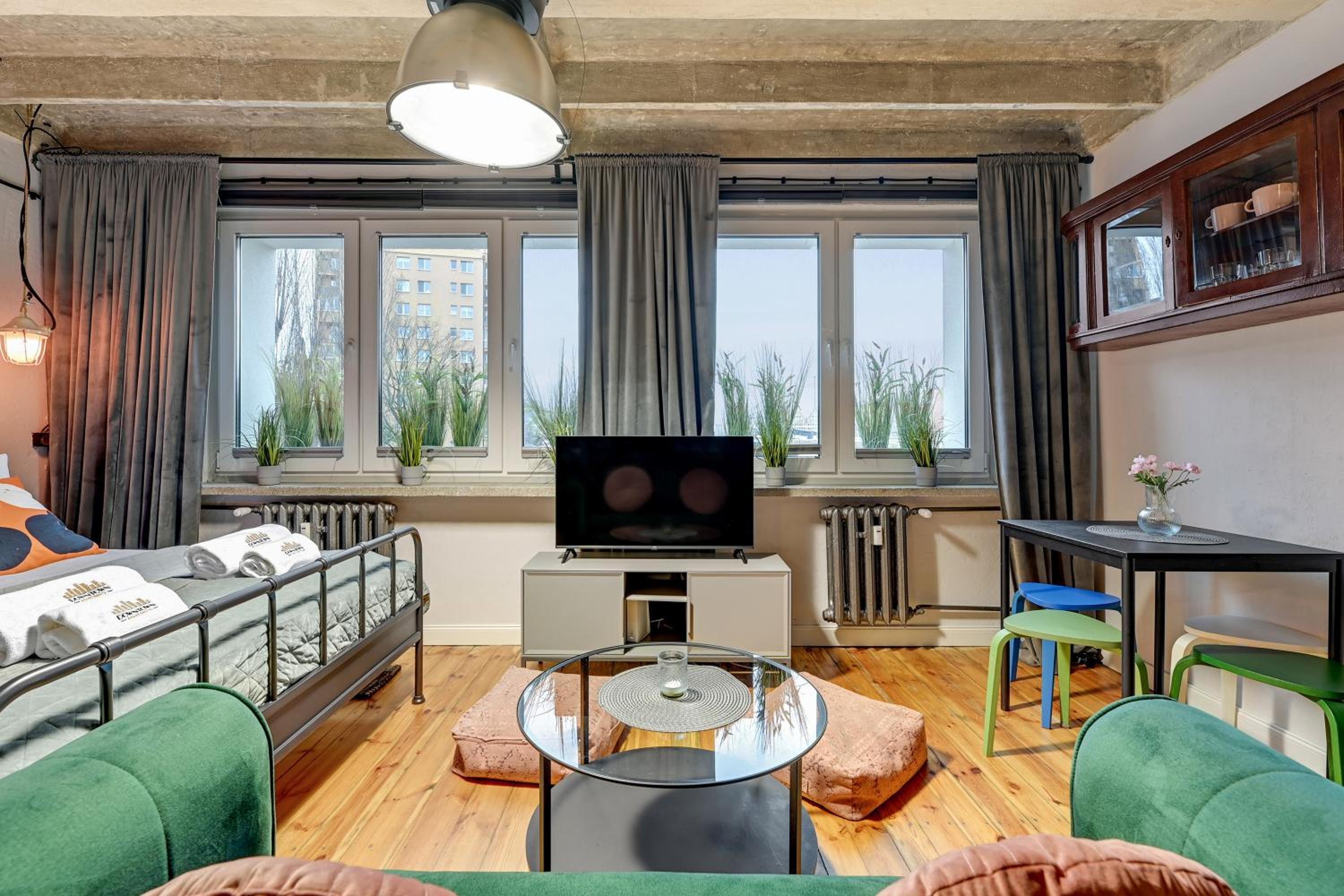 Cats & Crafts Loft by Downtown Apartments