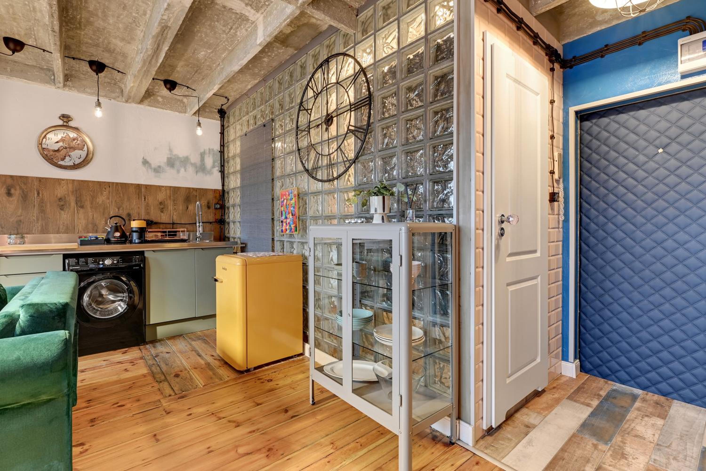 Cats & Crafts Loft by Downtown Apartments