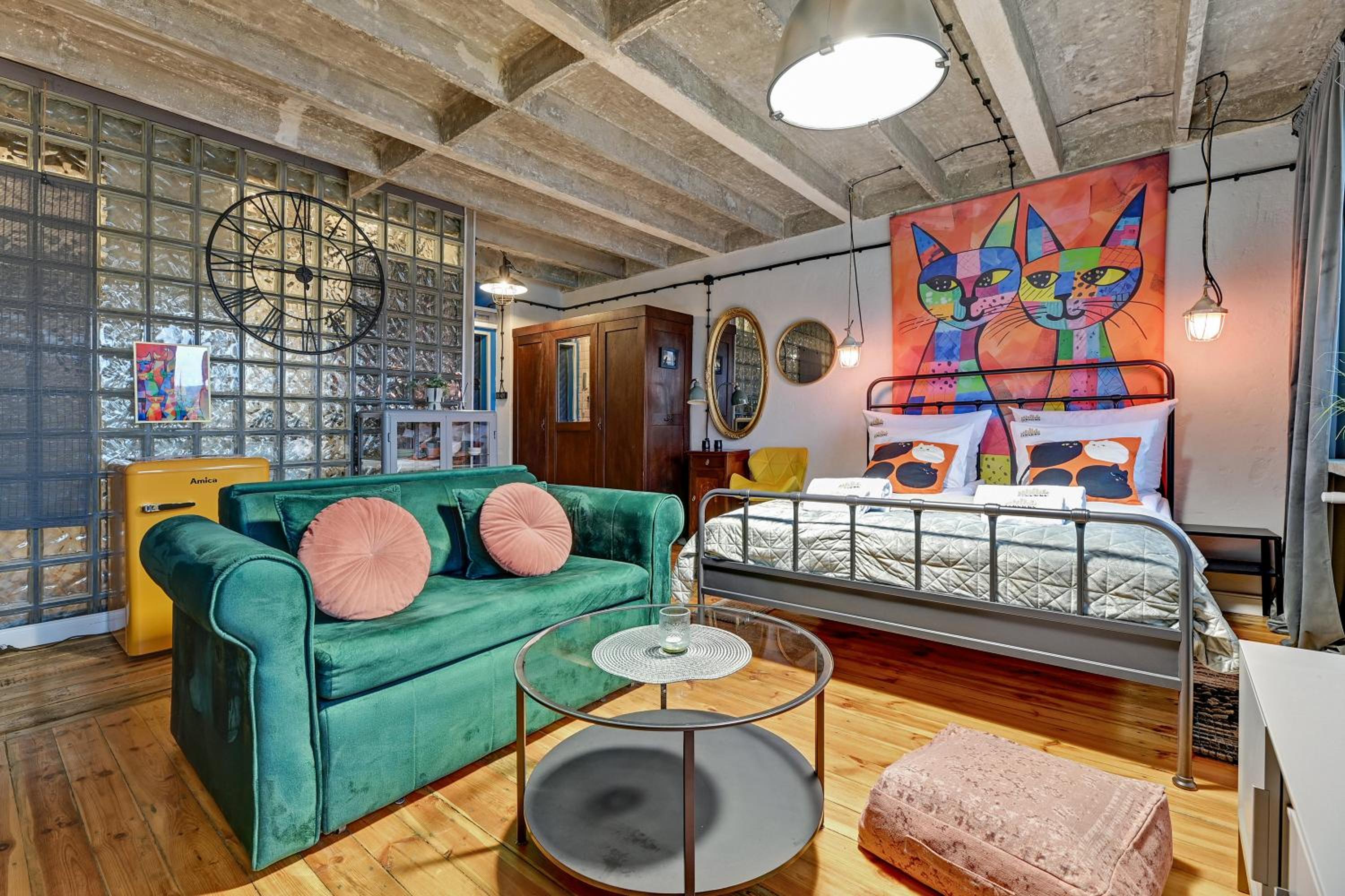 Cats & Crafts Loft by Downtown Apartments