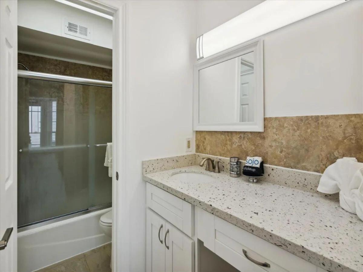 Ocean Front Condo - 3 Bdrms - Hot Tubs - 2 Pools - Gym - Tennis ct - Shoreline Stays