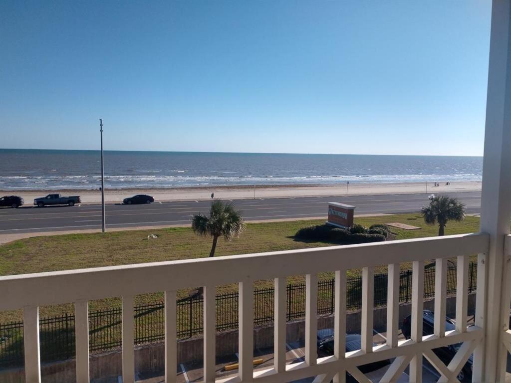 Ocean Front Condo - 3 Bdrms - Hot Tubs - 2 Pools - Gym - Tennis ct - Shoreline Stays