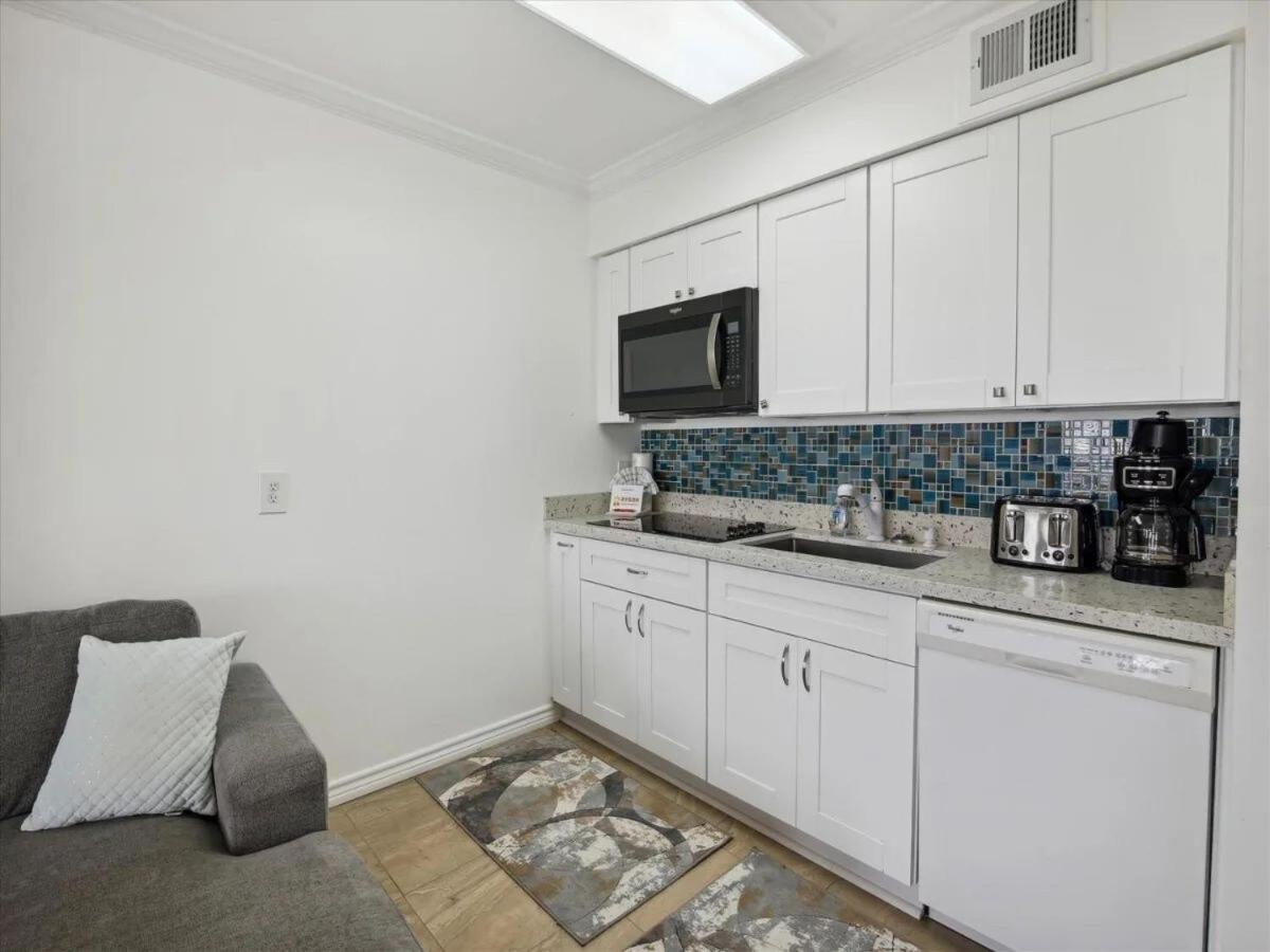 Ocean Front Condo - 3 Bdrms - Hot Tubs - 2 Pools - Gym - Tennis ct - Shoreline Stays