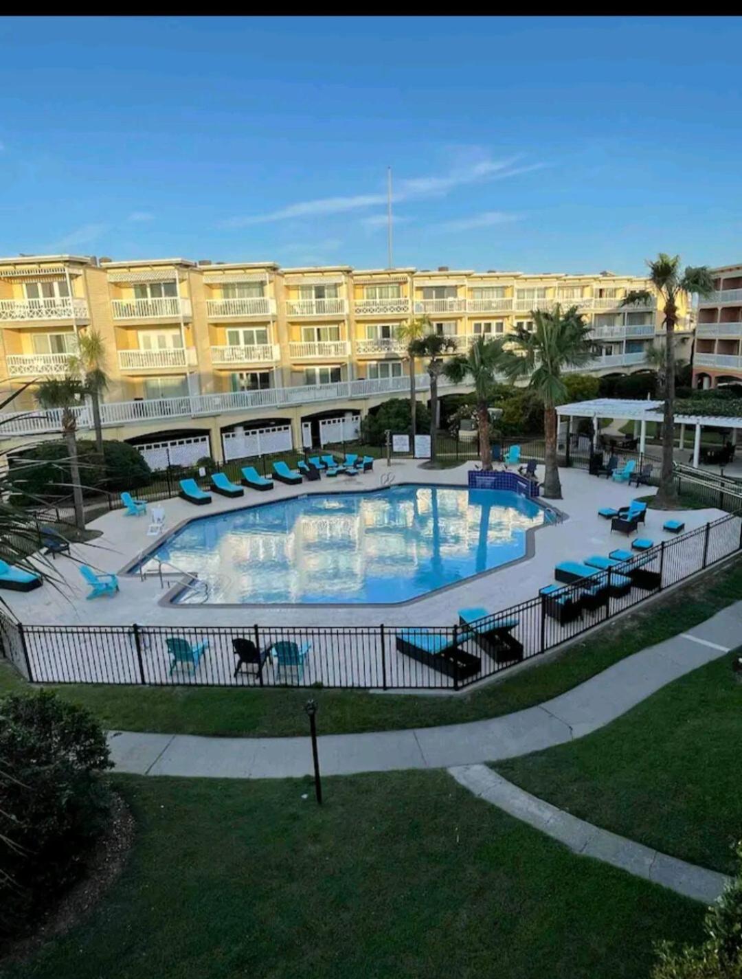 Ocean Front Condo - 3 Bdrms - Hot Tubs - 2 Pools - Gym - Tennis ct - Shoreline Stays