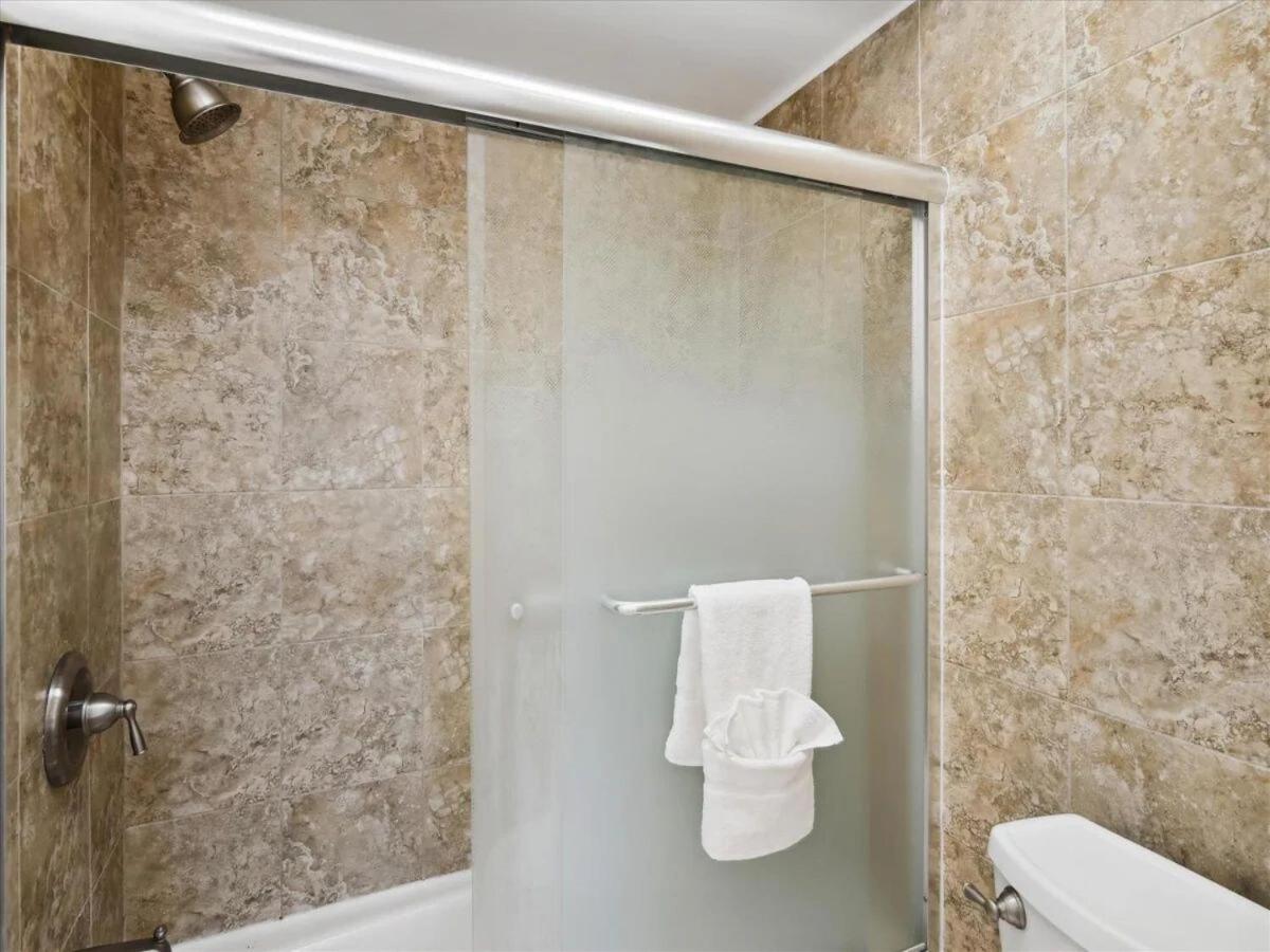 Ocean Front Condo - 3 Bdrms - Hot Tubs - 2 Pools - Gym - Tennis ct - Shoreline Stays