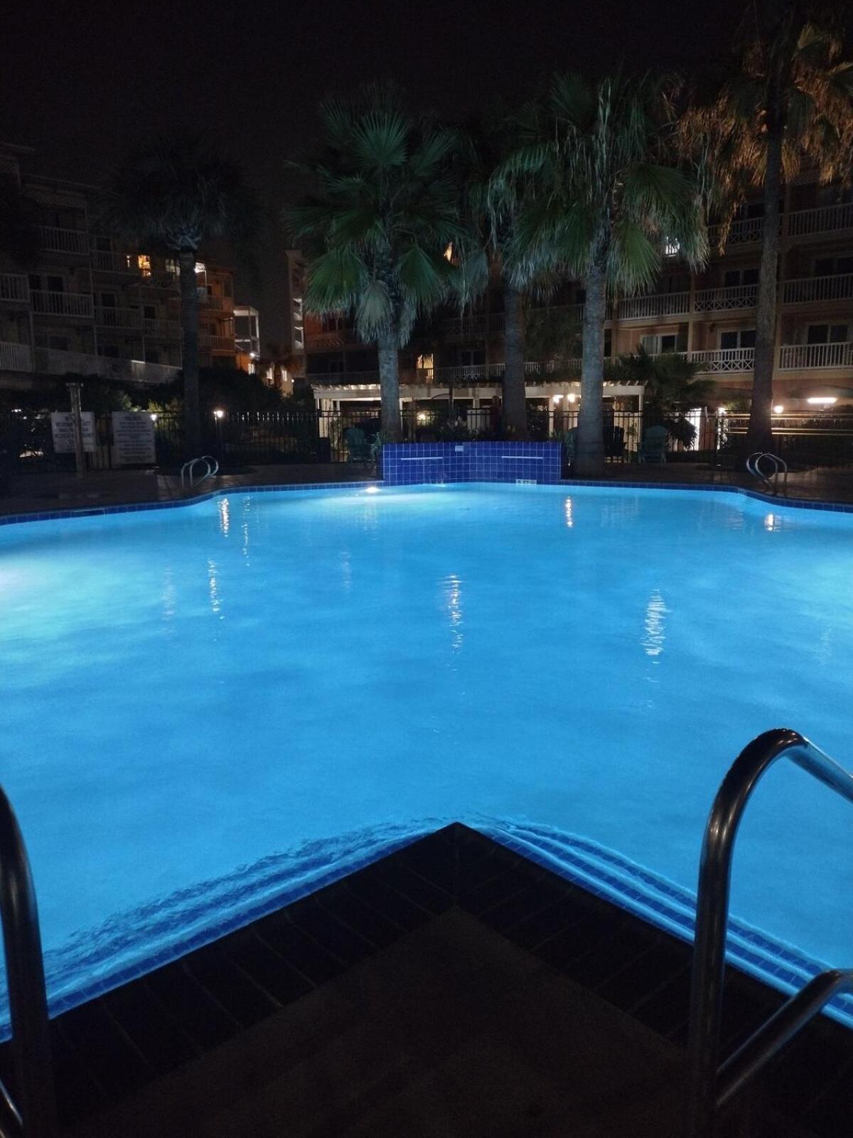 Ocean Front Condo - 3 Bdrms - Hot Tubs - 2 Pools - Gym - Tennis ct - Shoreline Stays