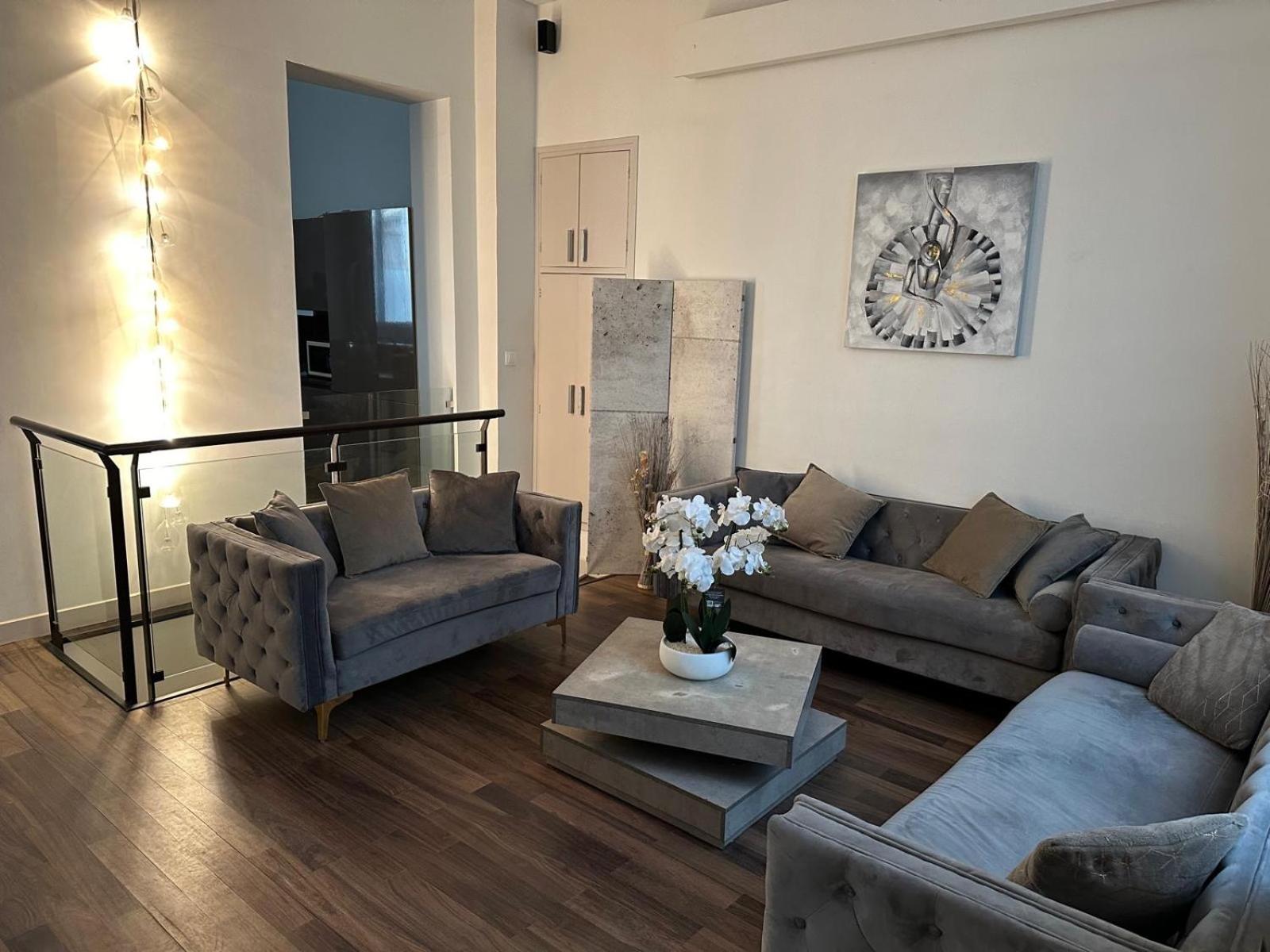 Les Champs Elysées-125m2 Modern and Spacious