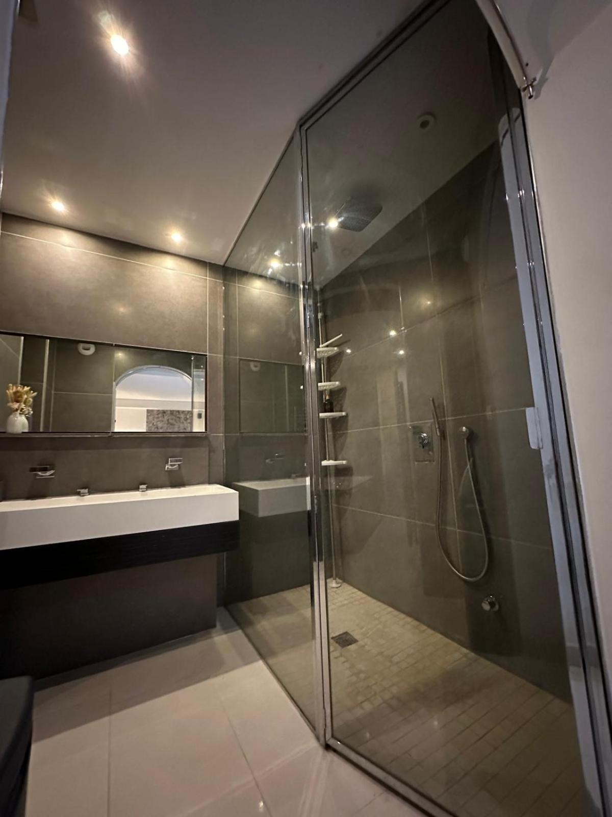 Les Champs Elysées-125m2 Modern and Spacious