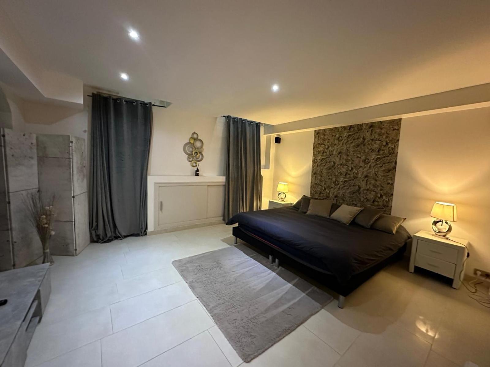 Les Champs Elysées-125m2 Modern and Spacious