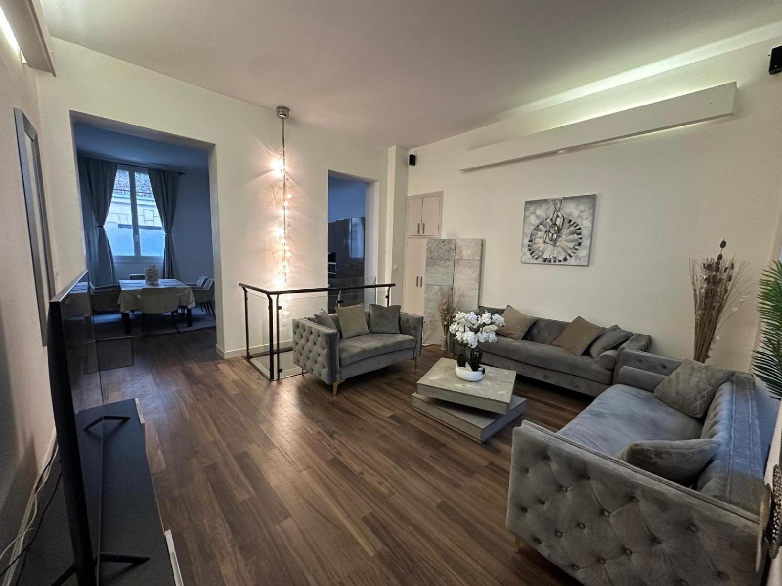 Les Champs Elysées-125m2 Modern and Spacious