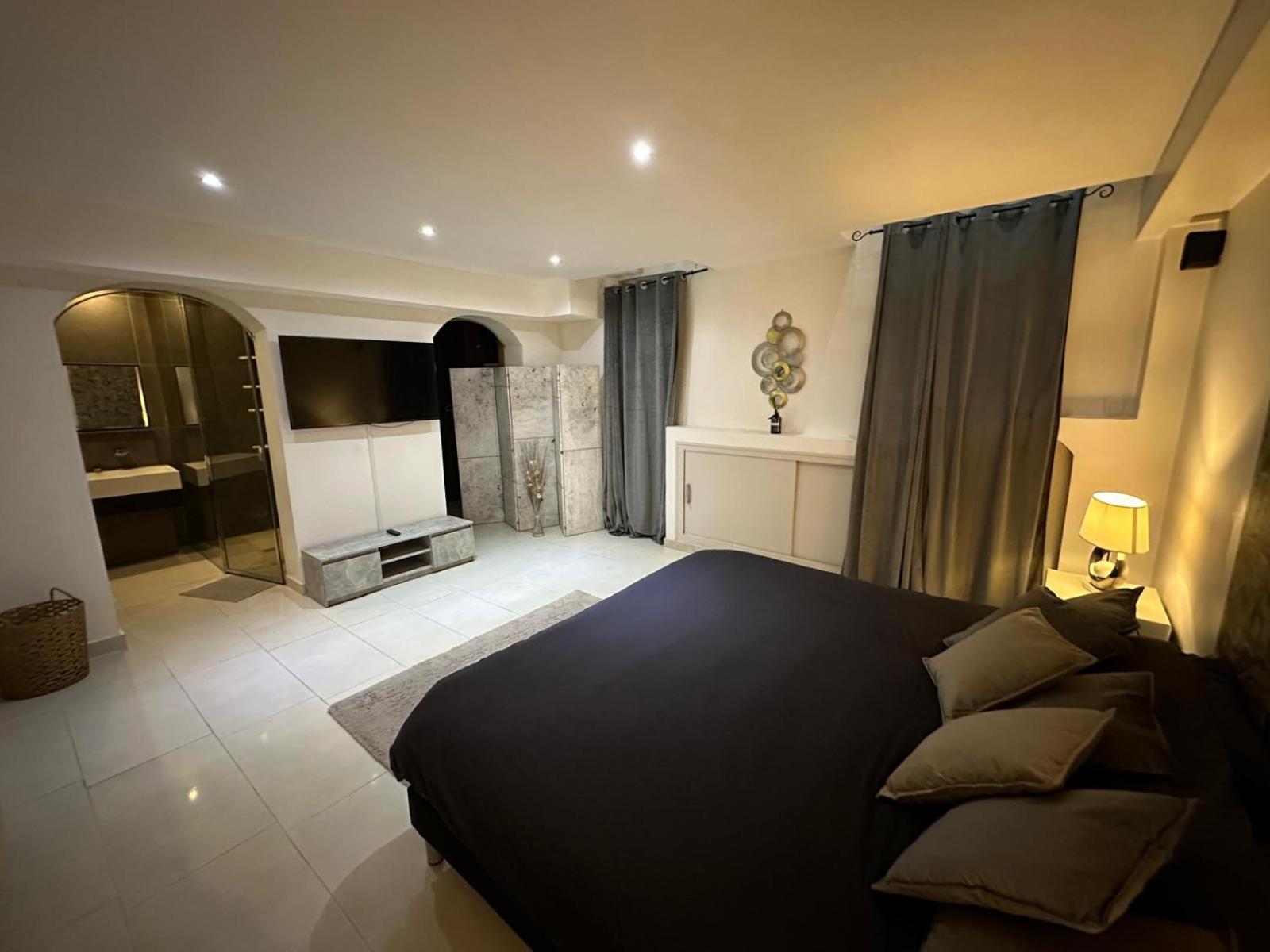 Les Champs Elysées-125m2 Modern and Spacious