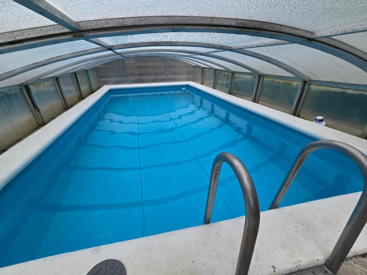 Chalet sous les sapins, calme, superbe vue avec piscine et sauna