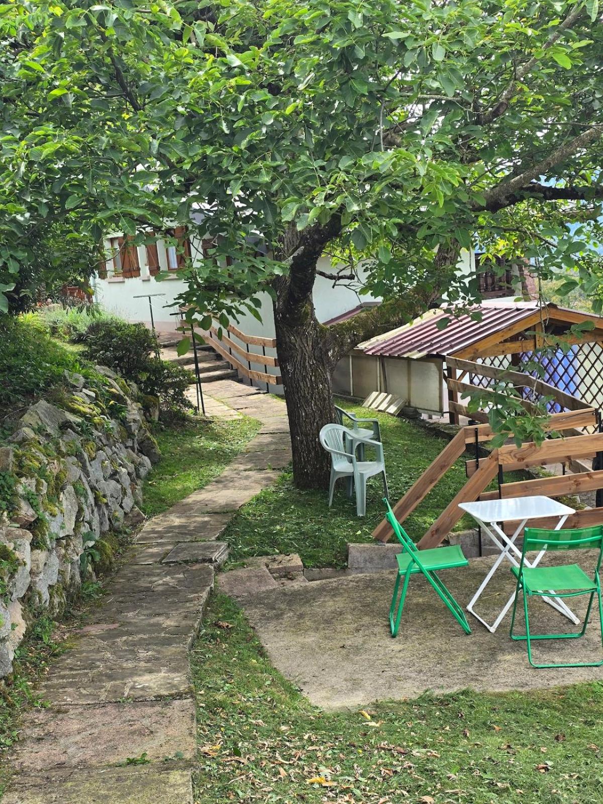 Chalet sous les sapins, calme, superbe vue avec piscine et sauna