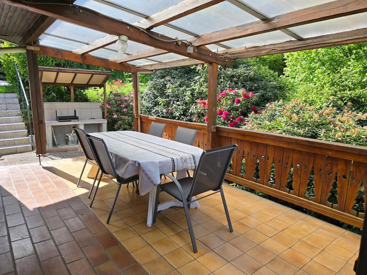 Chalet sous les sapins, calme, superbe vue avec piscine et sauna