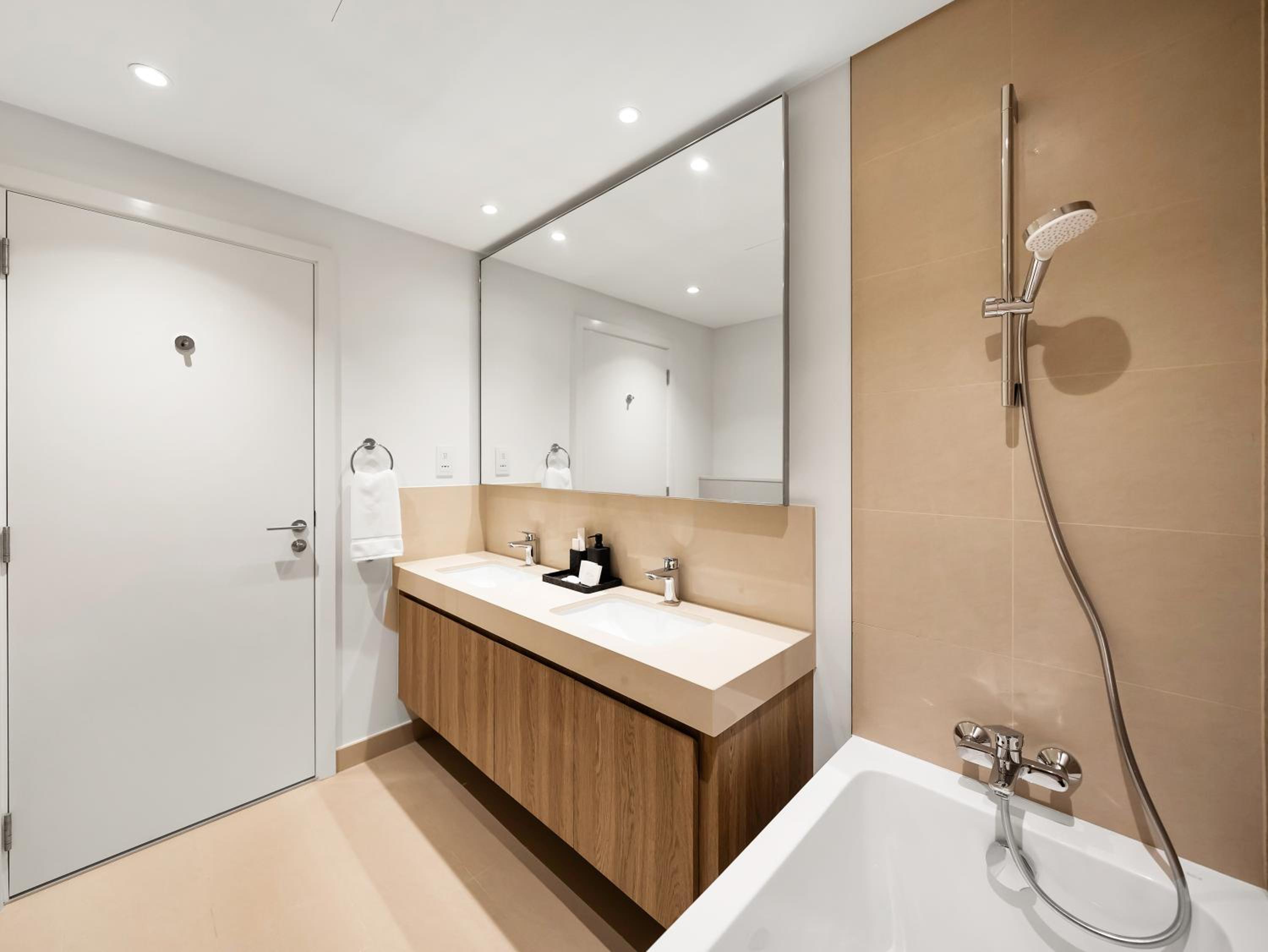 Royal Vista - Luxury 2BR Apartment at Downtown Views II - Downtown