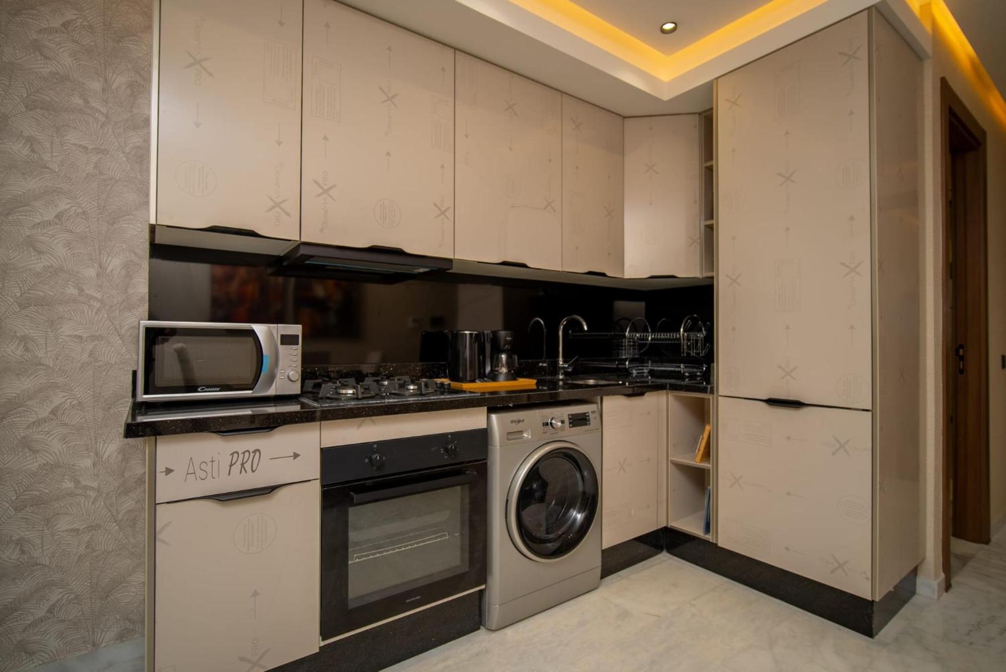 Beautiful new studio with a Seaview 8