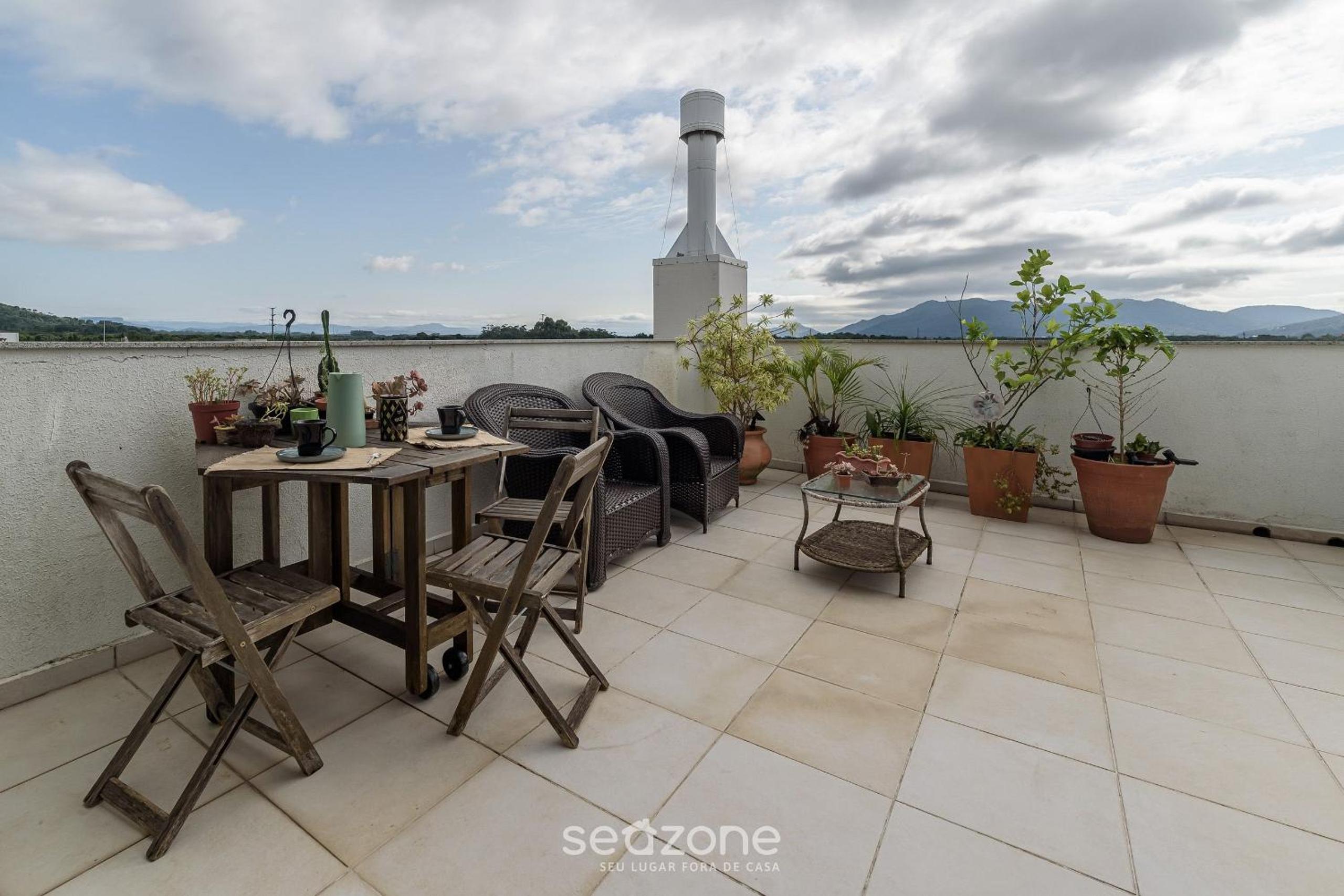 Apt w/Rooftop Near the Beach in Floripa - CRI0301