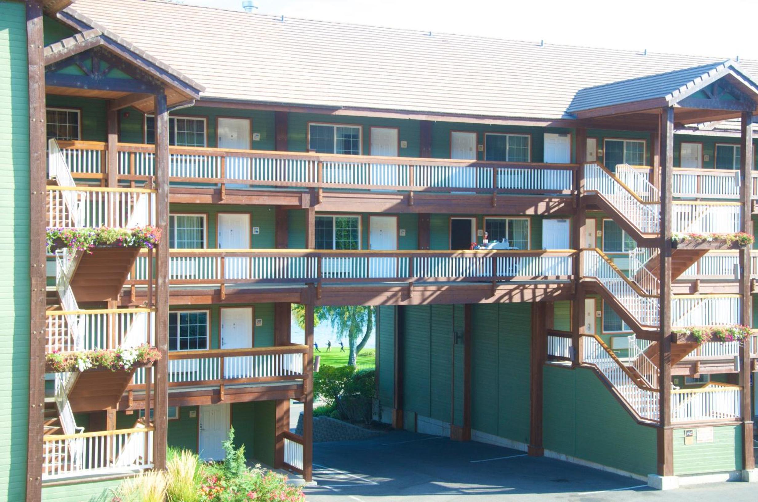 Lakeside Lodge and Suites