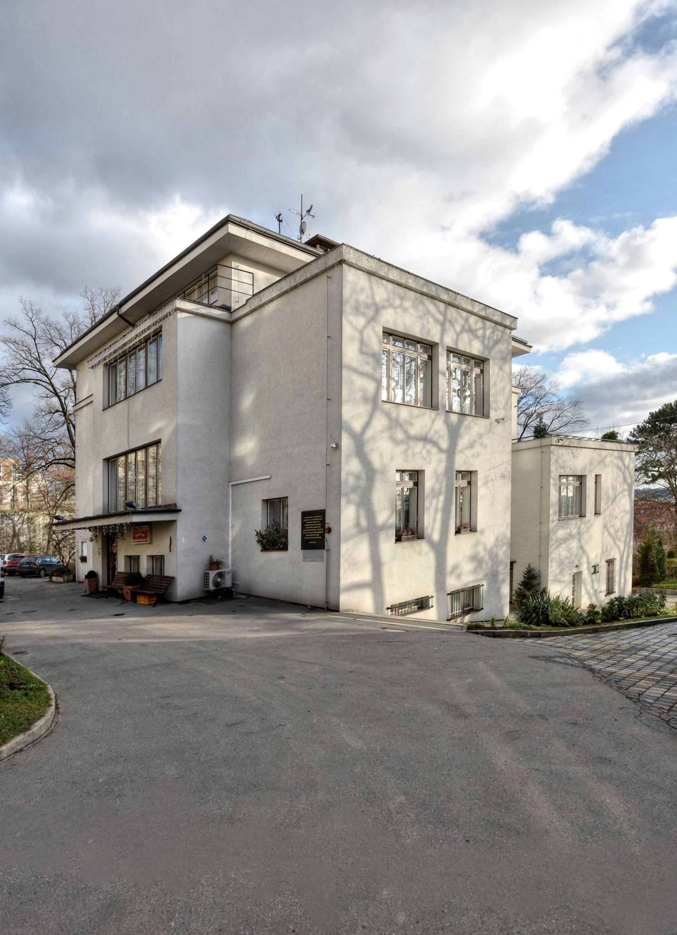 Residence Dykova - former Pension Jana, Domov Mládeže