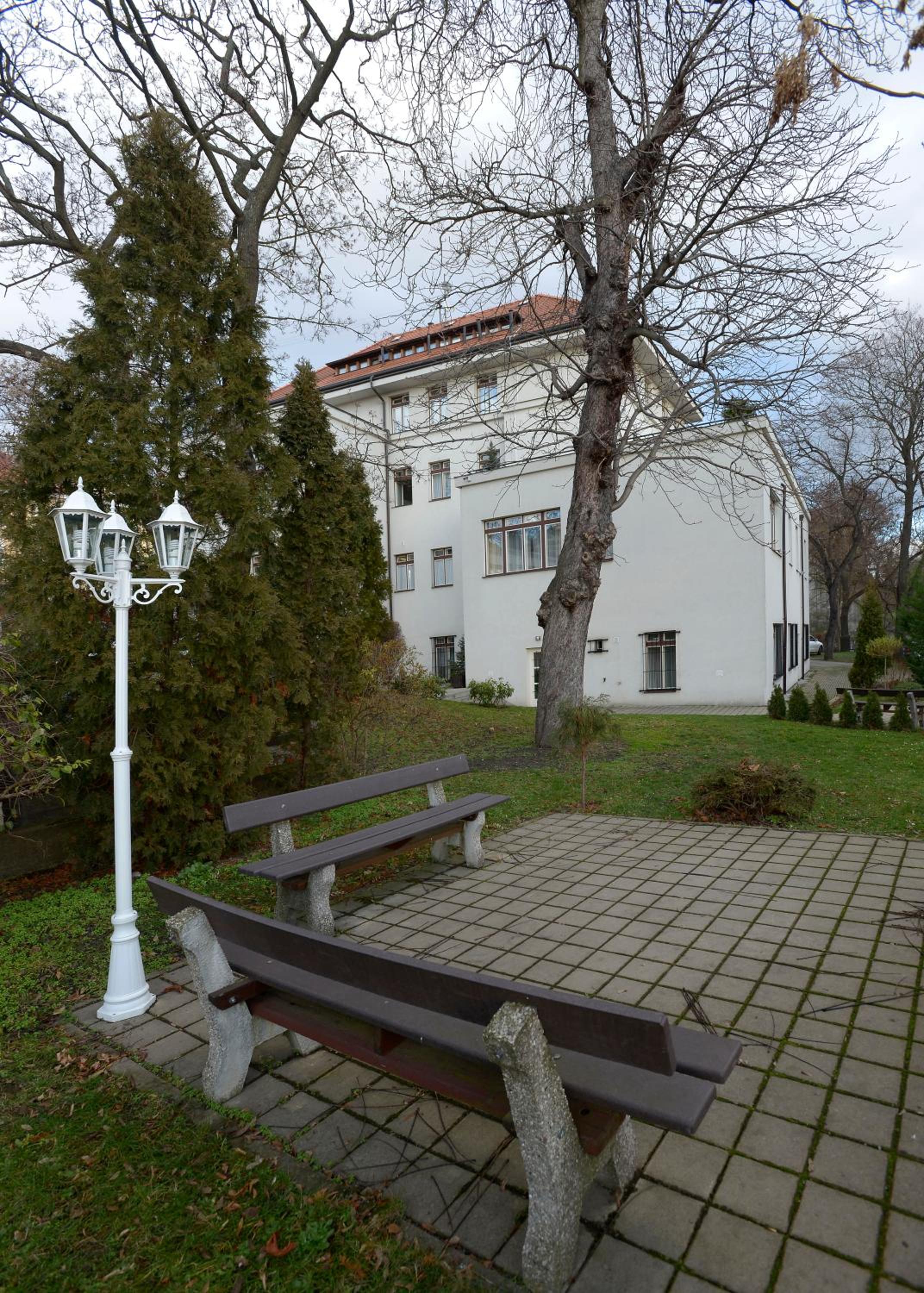 Residence Dykova - former Pension Jana, Domov Mládeže