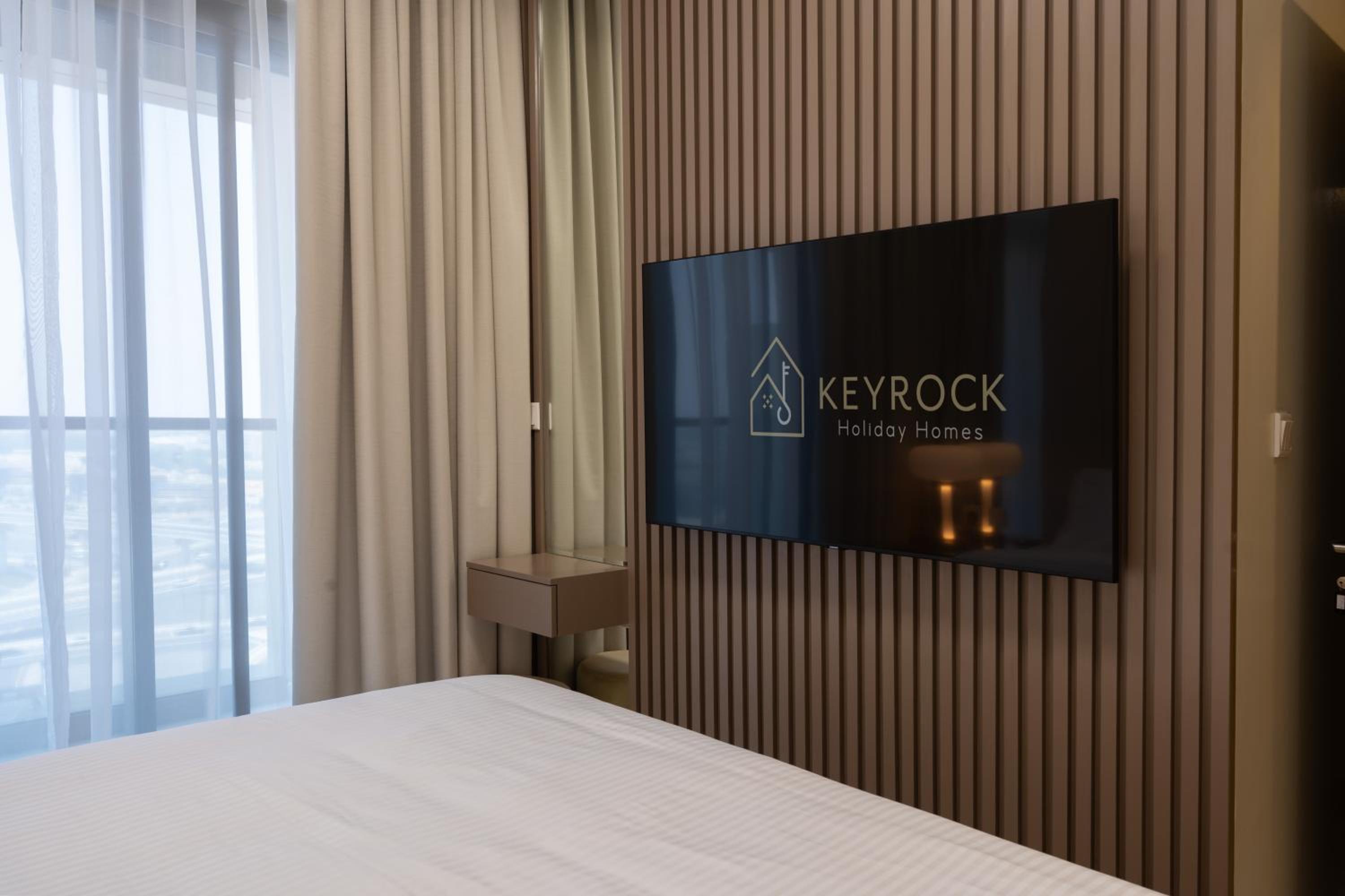 Keyrock Living - Dubai Oasis with Balcony Views