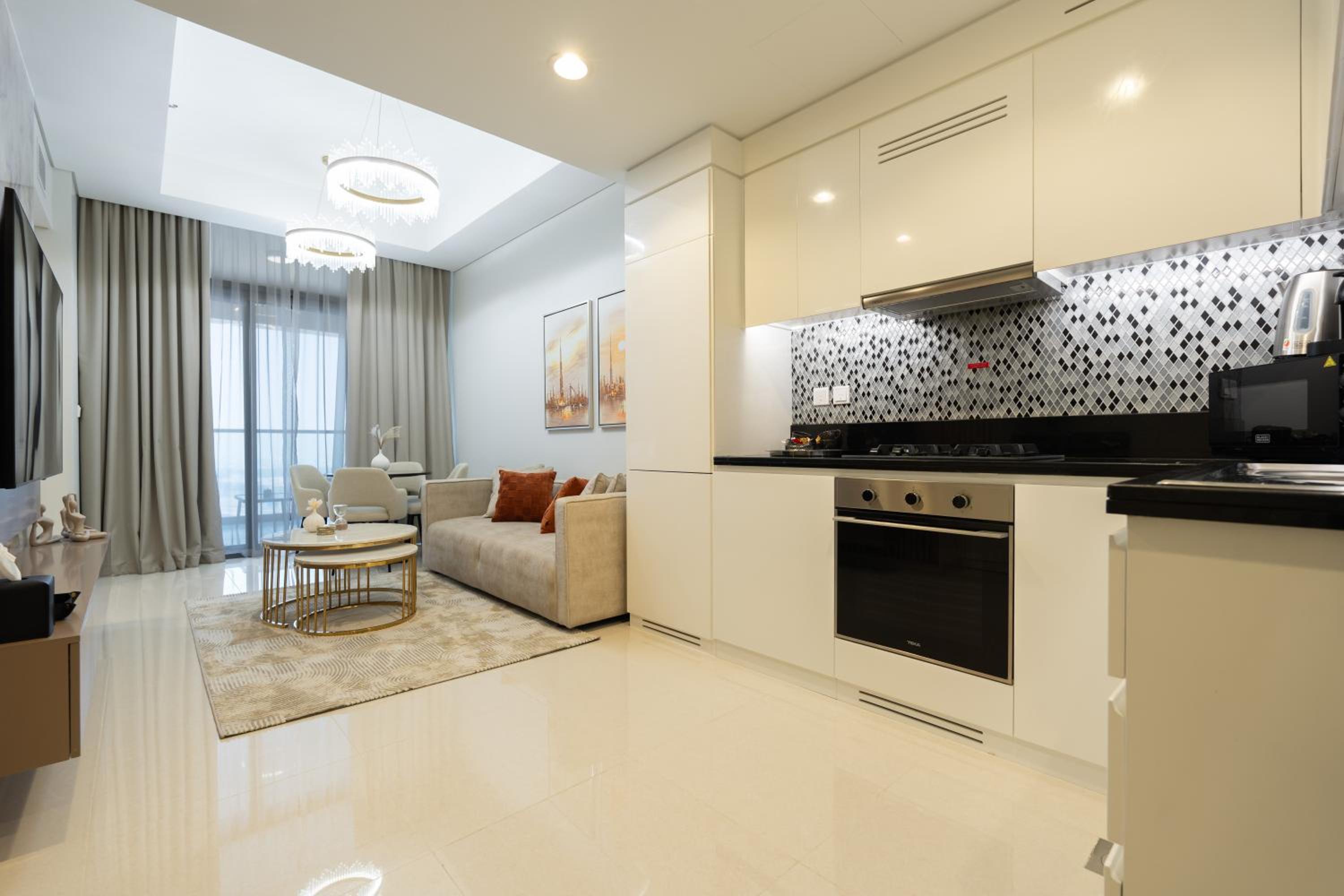 Keyrock Living - Dubai Oasis with Balcony Views