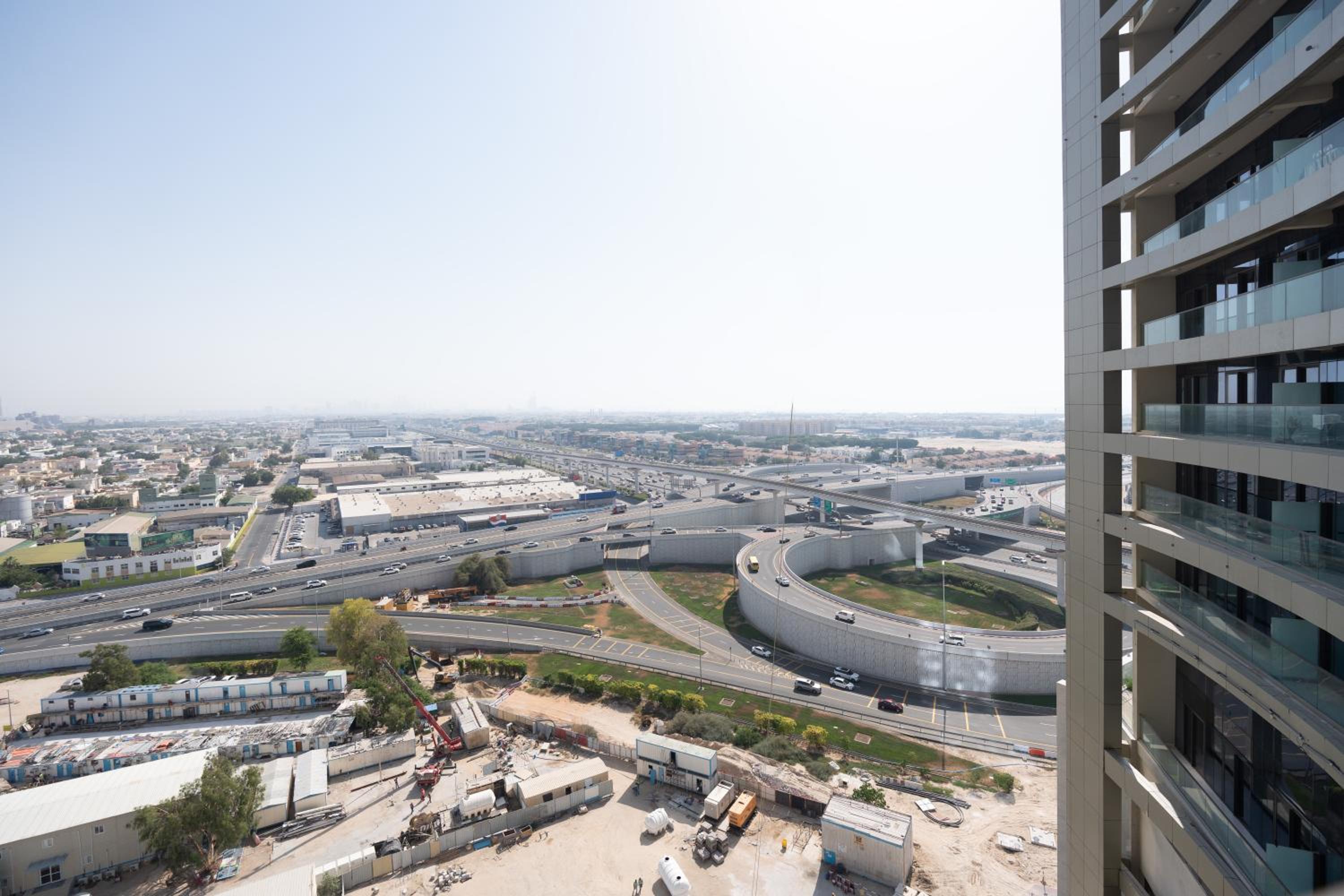 Keyrock Living - Dubai Oasis with Balcony Views