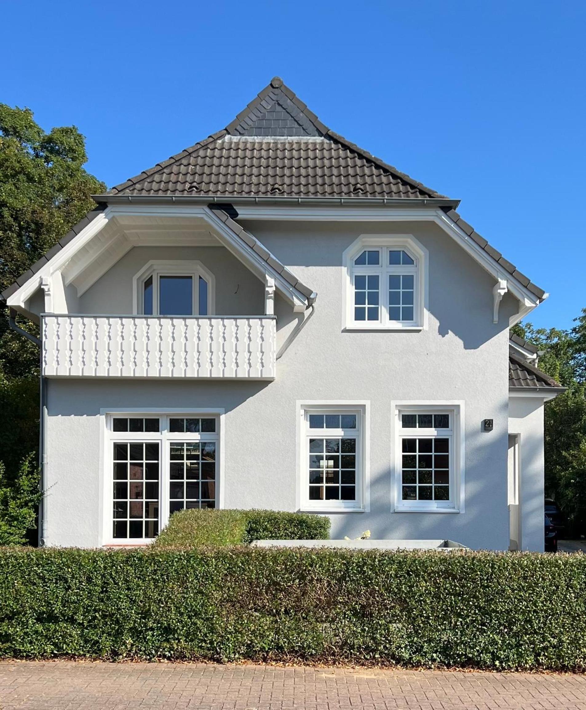 CLS Moderne Villa Bad Schwartau mit Garten für bis zu 6 Personen, 2 E-Ladesäulen, 3 Parkplätze, Loggia, Big GREEN EGG, Massagesessel, Kaffeevollautomat, gr