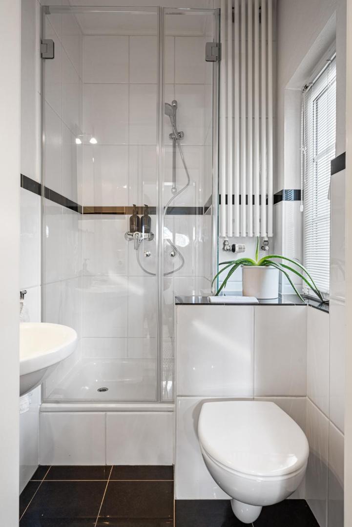 CLS Moderne Villa Bad Schwartau mit Garten für bis zu 6 Personen, 2 E-Ladesäulen, 3 Parkplätze, Loggia, Big GREEN EGG, Massagesessel, Kaffeevollautomat, gr