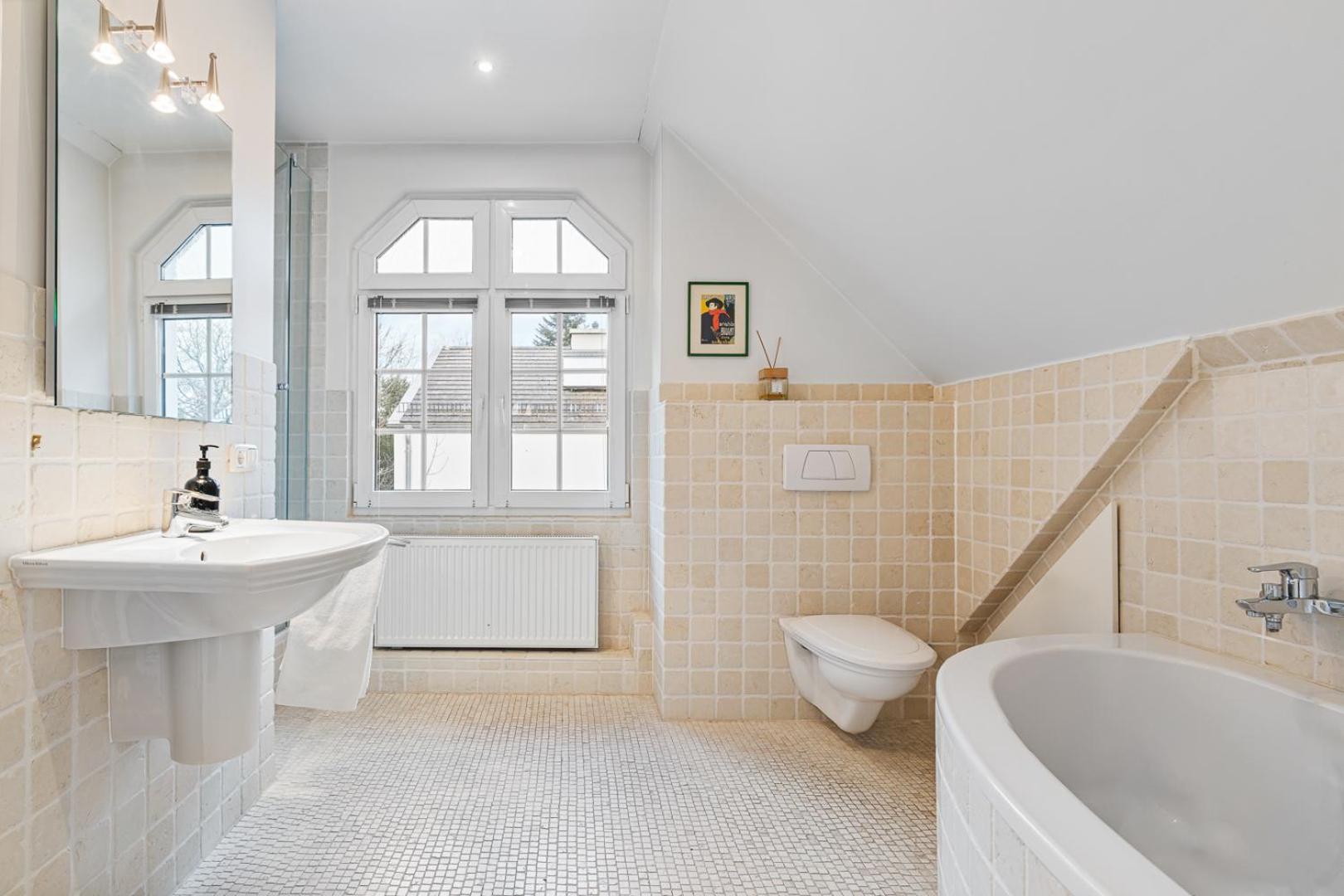 CLS Moderne Villa Bad Schwartau mit Garten für bis zu 6 Personen, 2 E-Ladesäulen, 3 Parkplätze, Loggia, Big GREEN EGG, Massagesessel, Kaffeevollautomat, gr