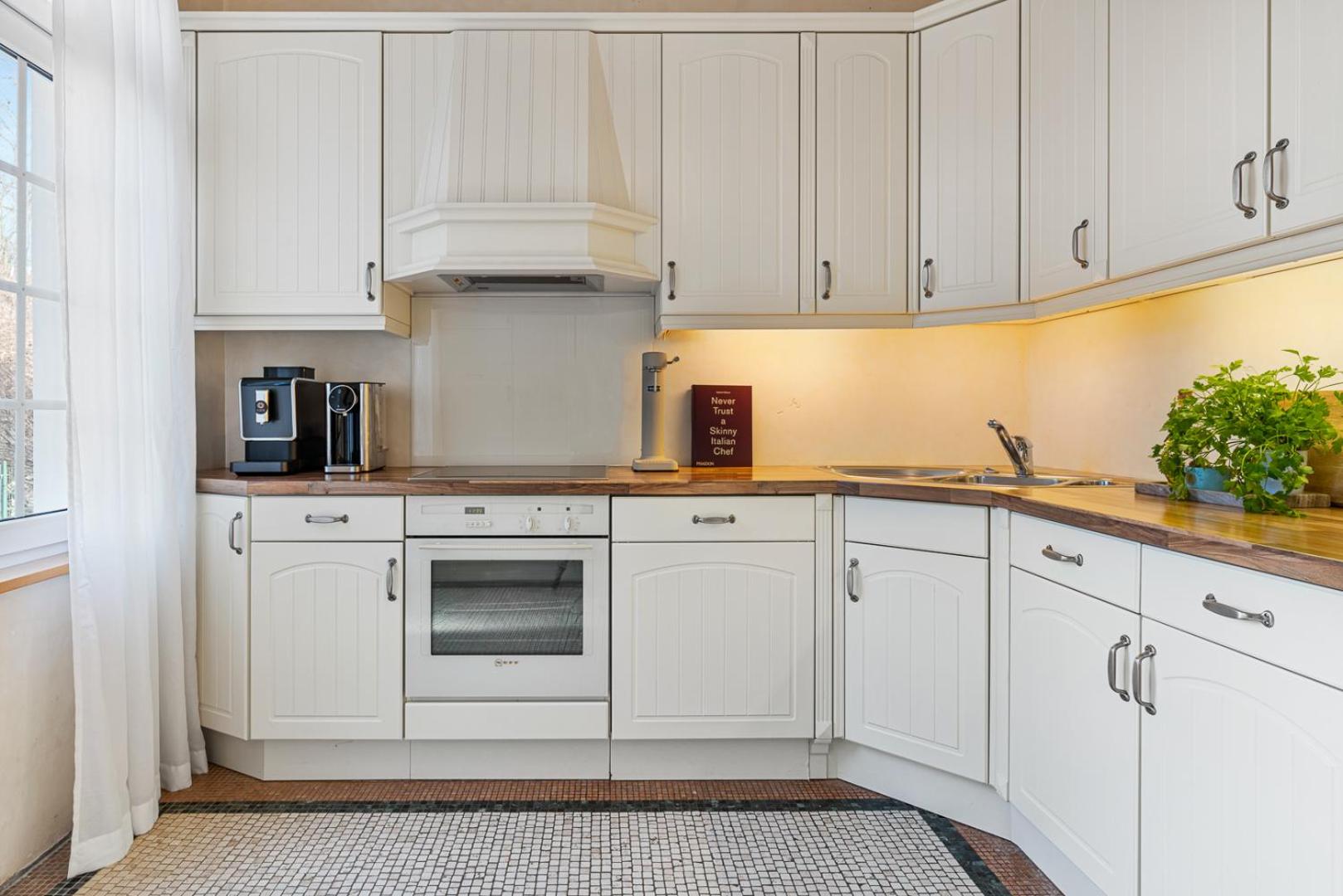 CLS Moderne Villa Bad Schwartau mit Garten für bis zu 6 Personen, 2 E-Ladesäulen, 3 Parkplätze, Loggia, Big GREEN EGG, Massagesessel, Kaffeevollautomat, gr