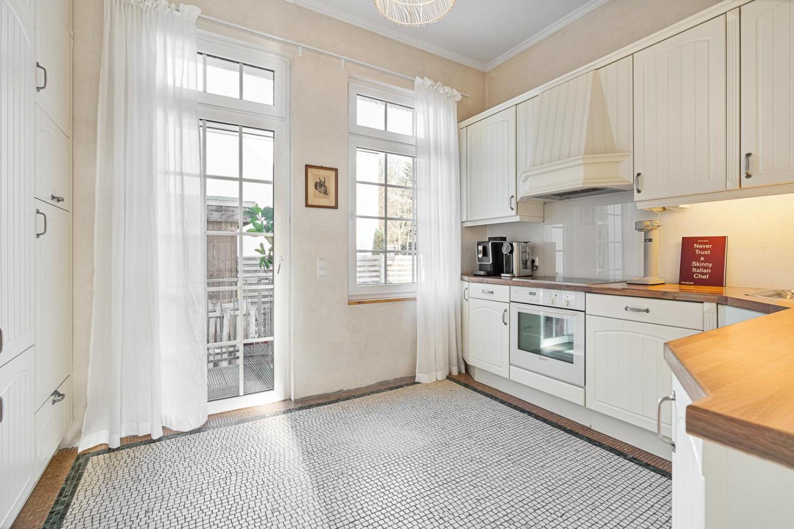 CLS Moderne Villa Bad Schwartau mit Garten für bis zu 6 Personen, 2 E-Ladesäulen, 3 Parkplätze, Loggia, Big GREEN EGG, Massagesessel, Kaffeevollautomat, gr