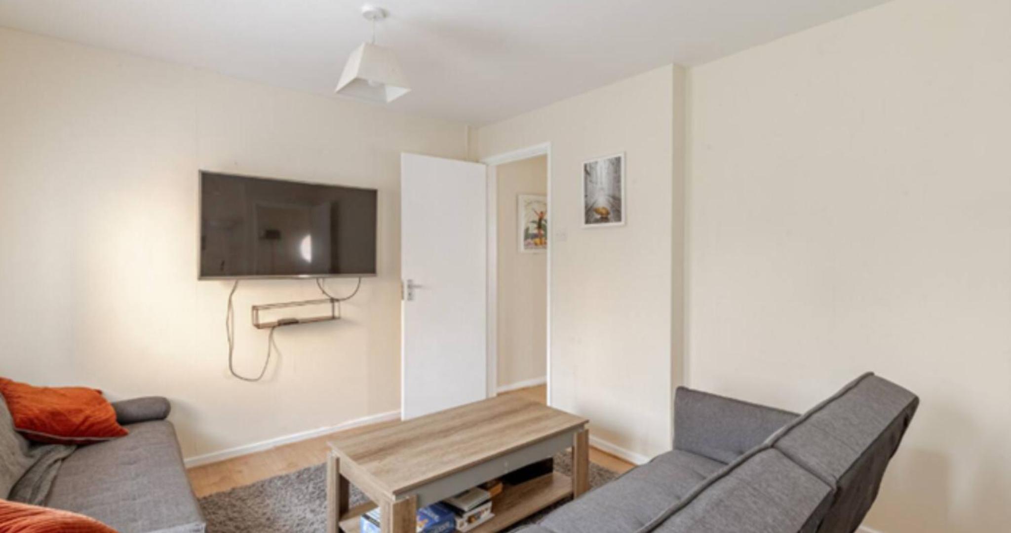 Cosy House- Sleeps 7 Centrally Located Free Parking, Fast WIFI Smart Tv with Sky and Netflix Business Travellers Relocators Leisure Welcome view 2