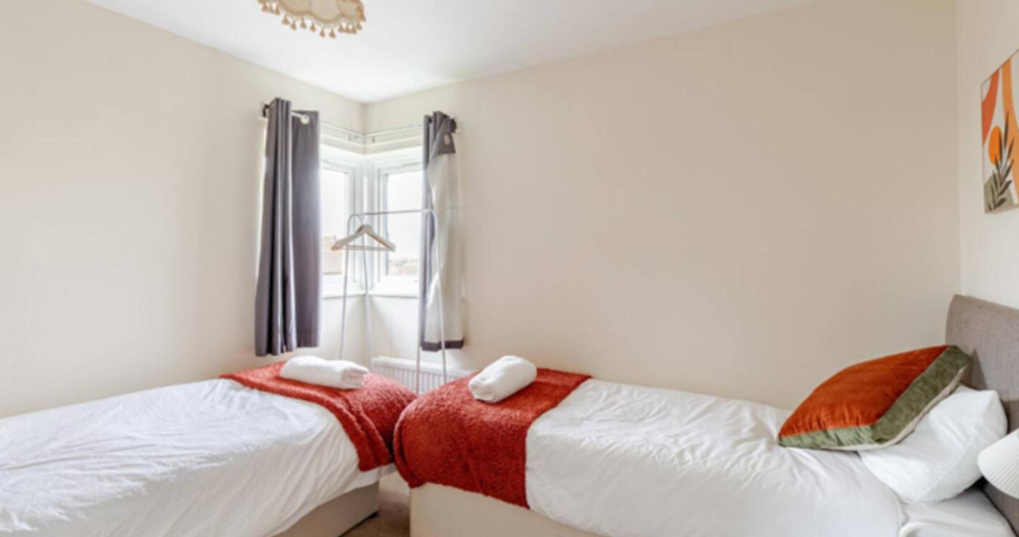 Cosy House- Sleeps 7 Centrally Located Free Parking, Fast WIFI Smart Tv with Sky and Netflix Business Travellers Relocators Leisure Welcome view 5