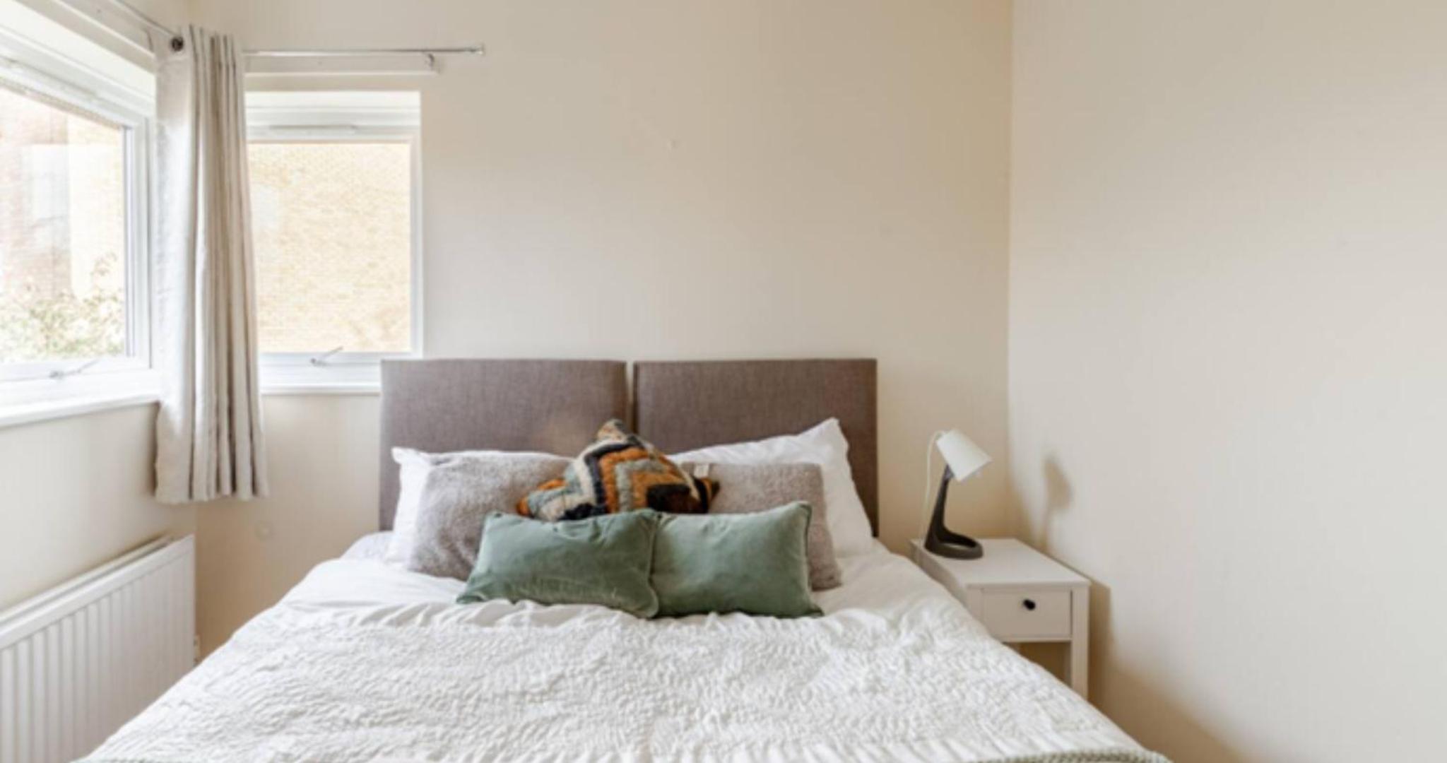 Cosy House- Sleeps 7 Centrally Located Free Parking, Fast WIFI Smart Tv with Sky and Netflix Business Travellers Relocators Leisure Welcome view 3