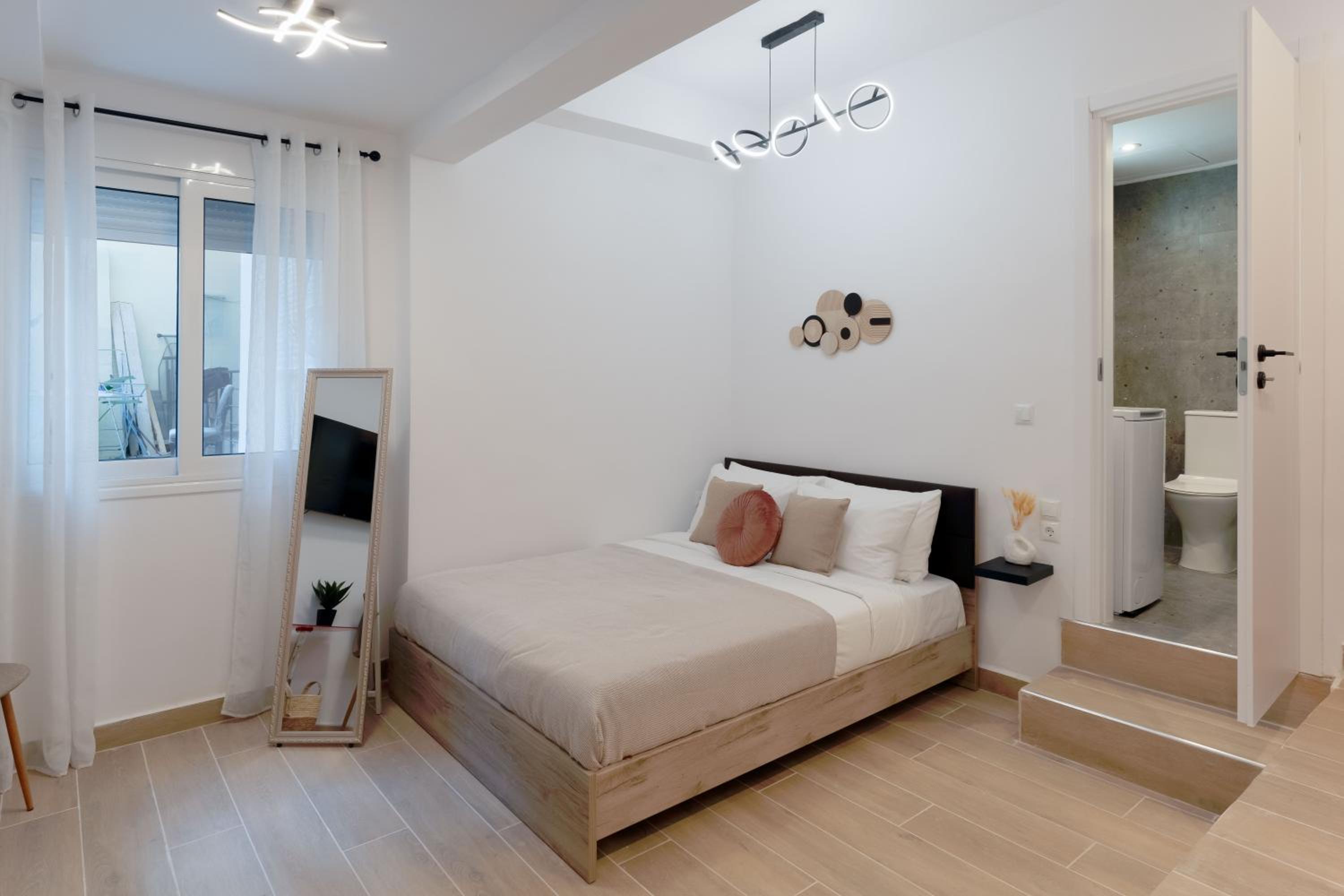 ARIS- Queen suite on the boulevard