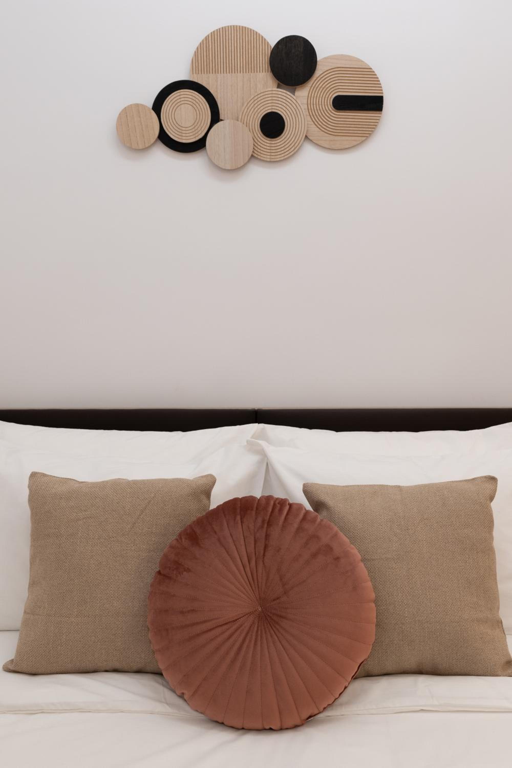 ARIS- Queen suite on the boulevard