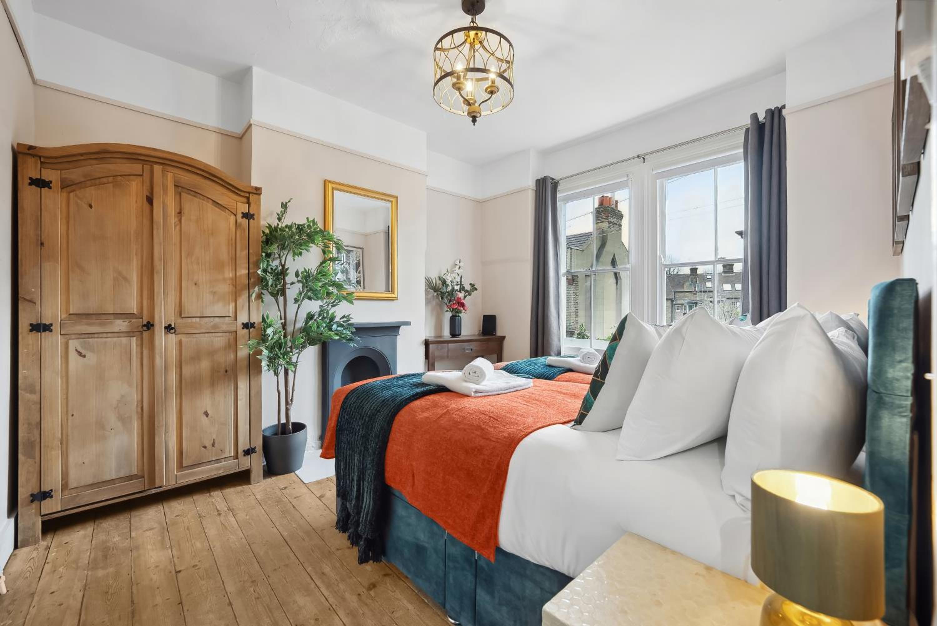 Stylish Edwardian Escape in Southwark 3 bedroom Maisonette by Gold Stays