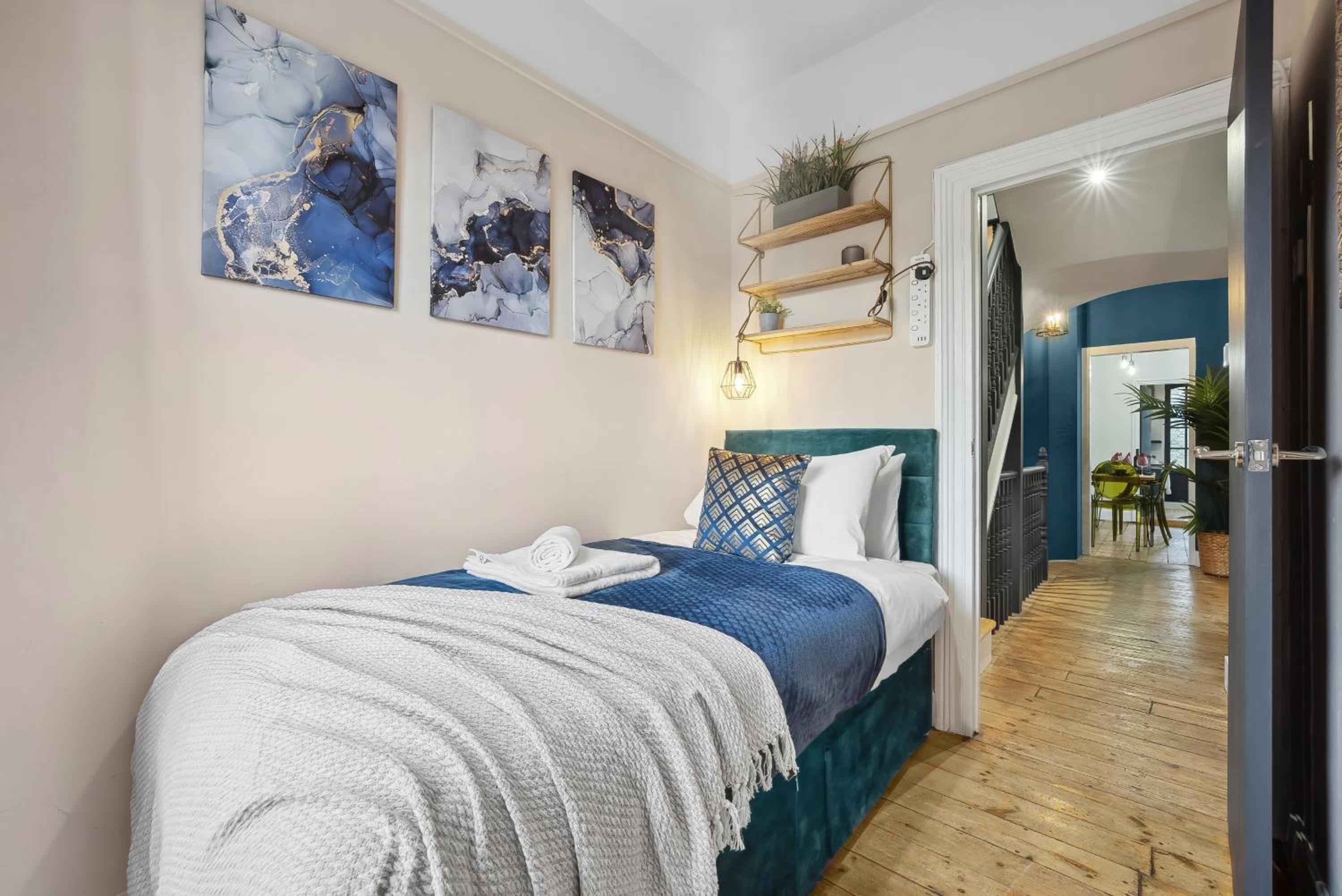 Stylish Edwardian Escape in Southwark 3 bedroom Maisonette by Gold Stays
