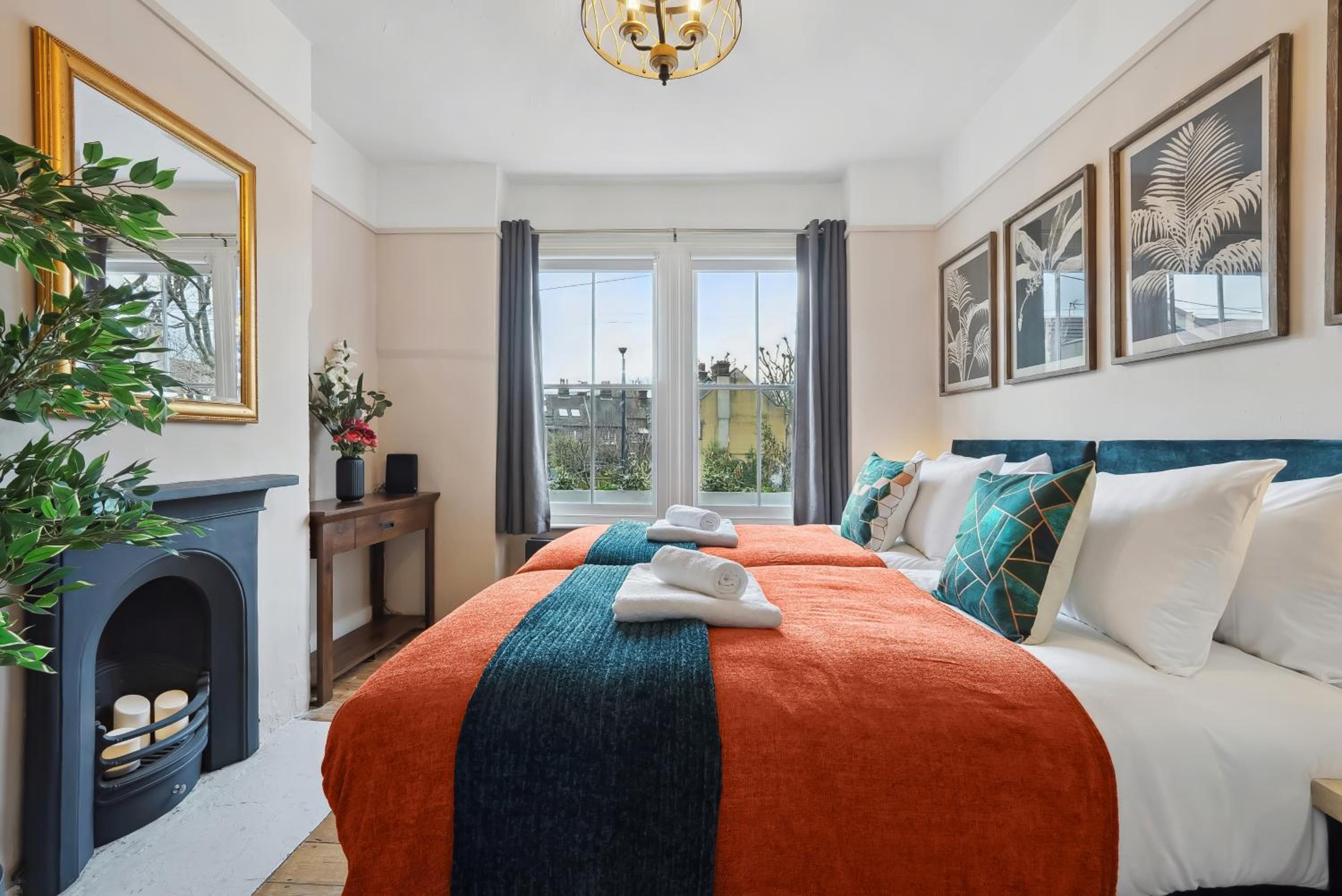 Stylish Edwardian Escape in Southwark 3 bedroom Maisonette by Gold Stays