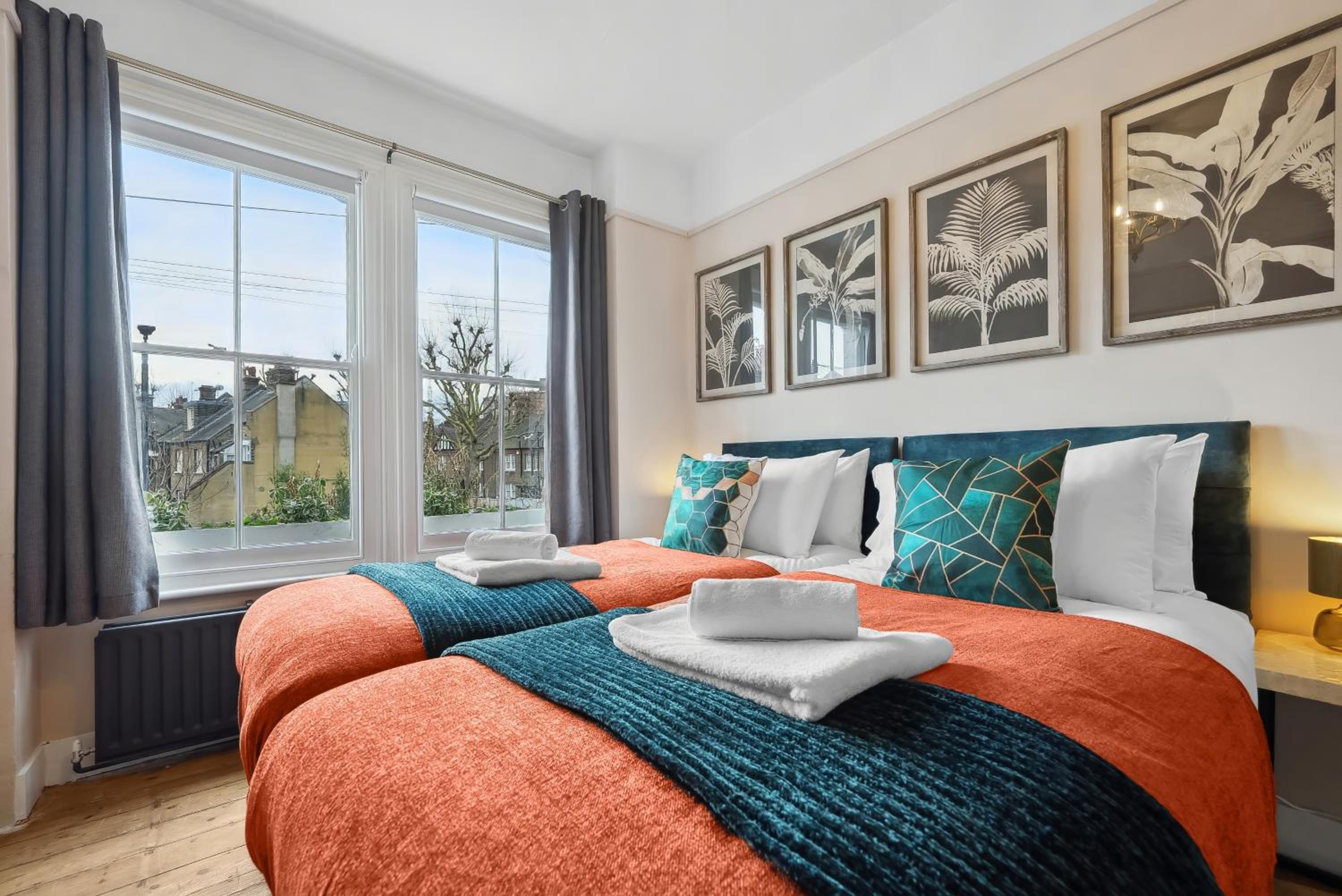 Stylish Edwardian Escape in Southwark 3 bedroom Maisonette by Gold Stays