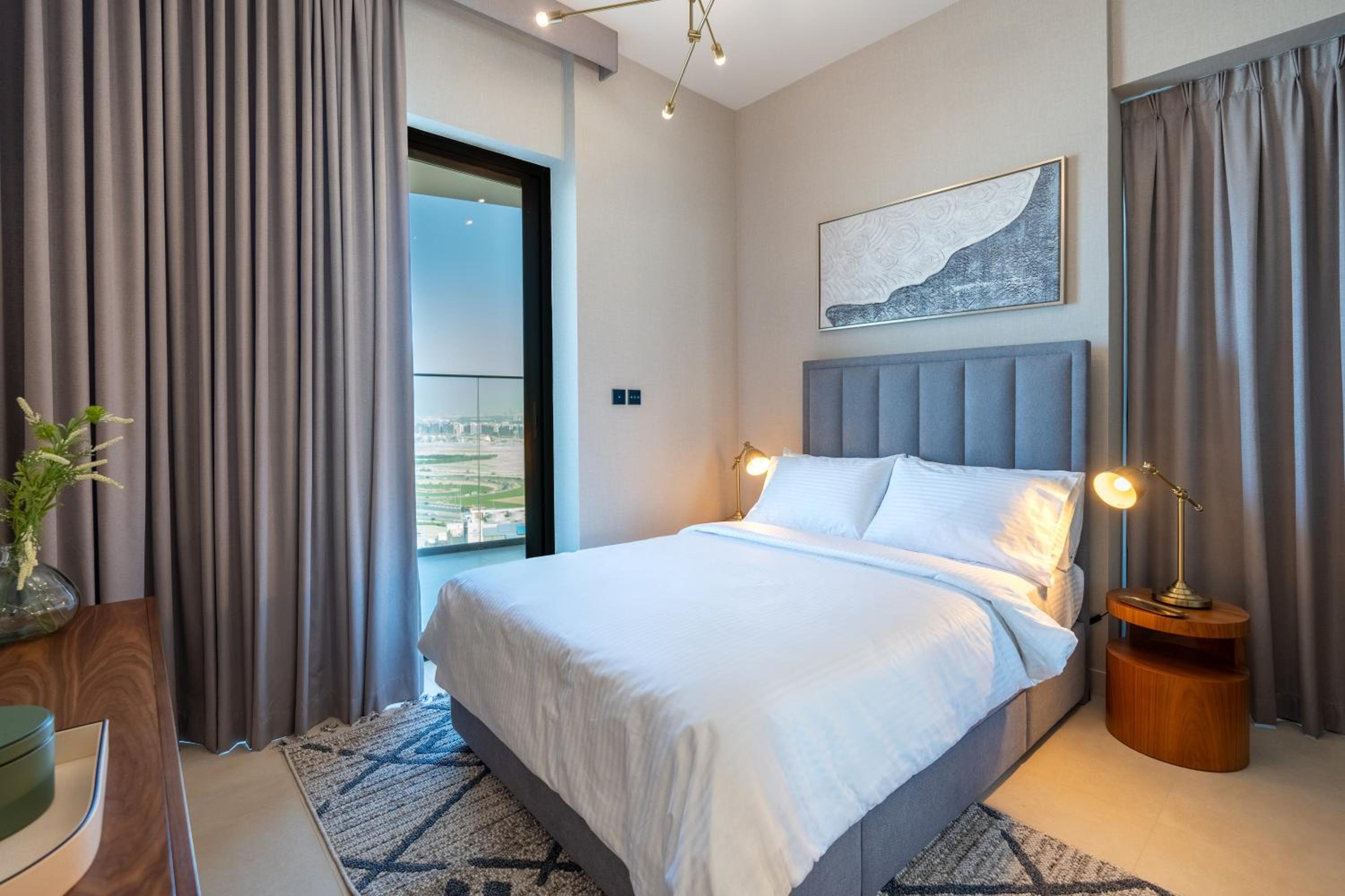 Keyrock Binghatti Canal - Hot Tub, Pool & Gym Access