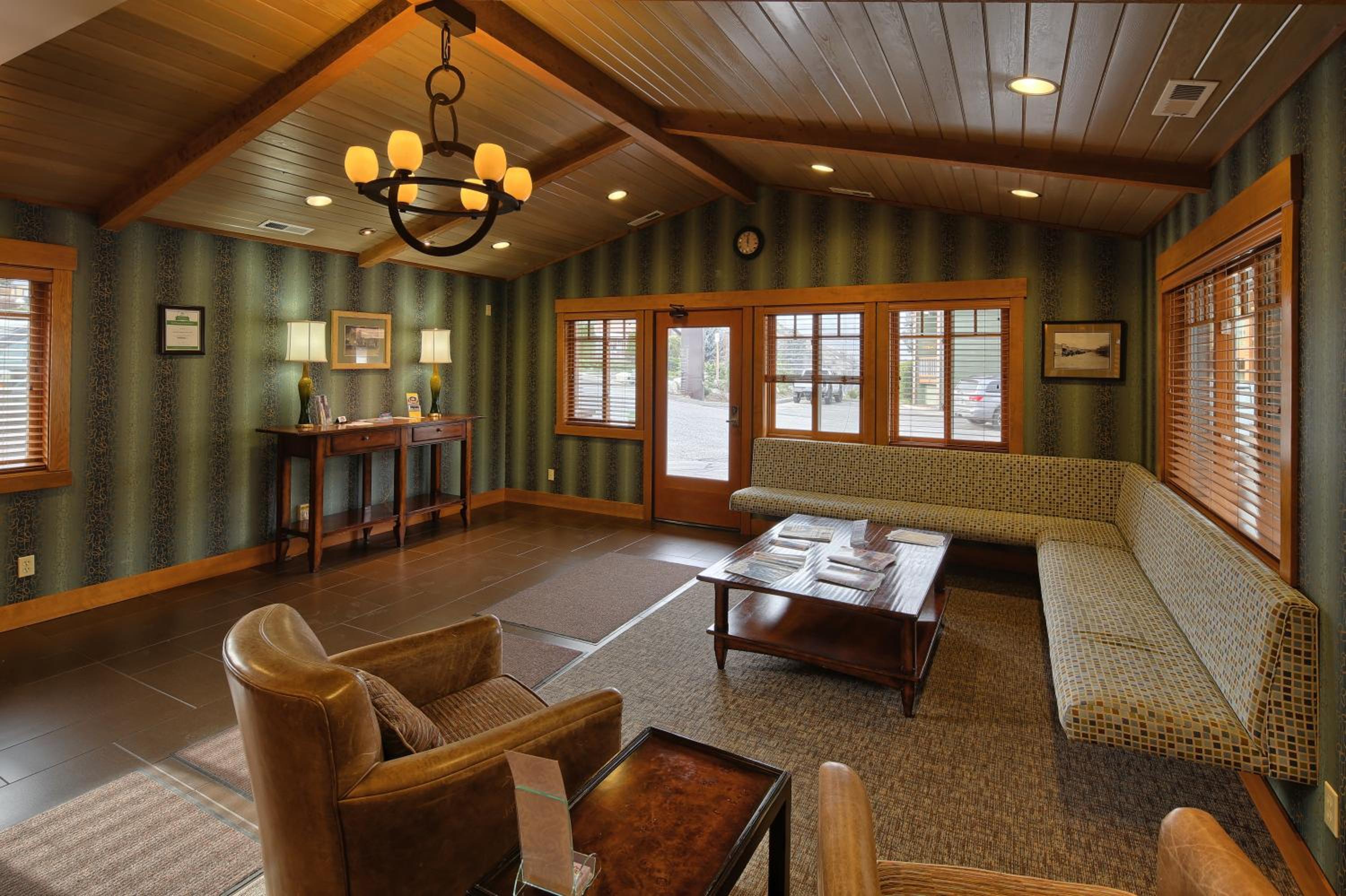 Lakeside Lodge and Suites
