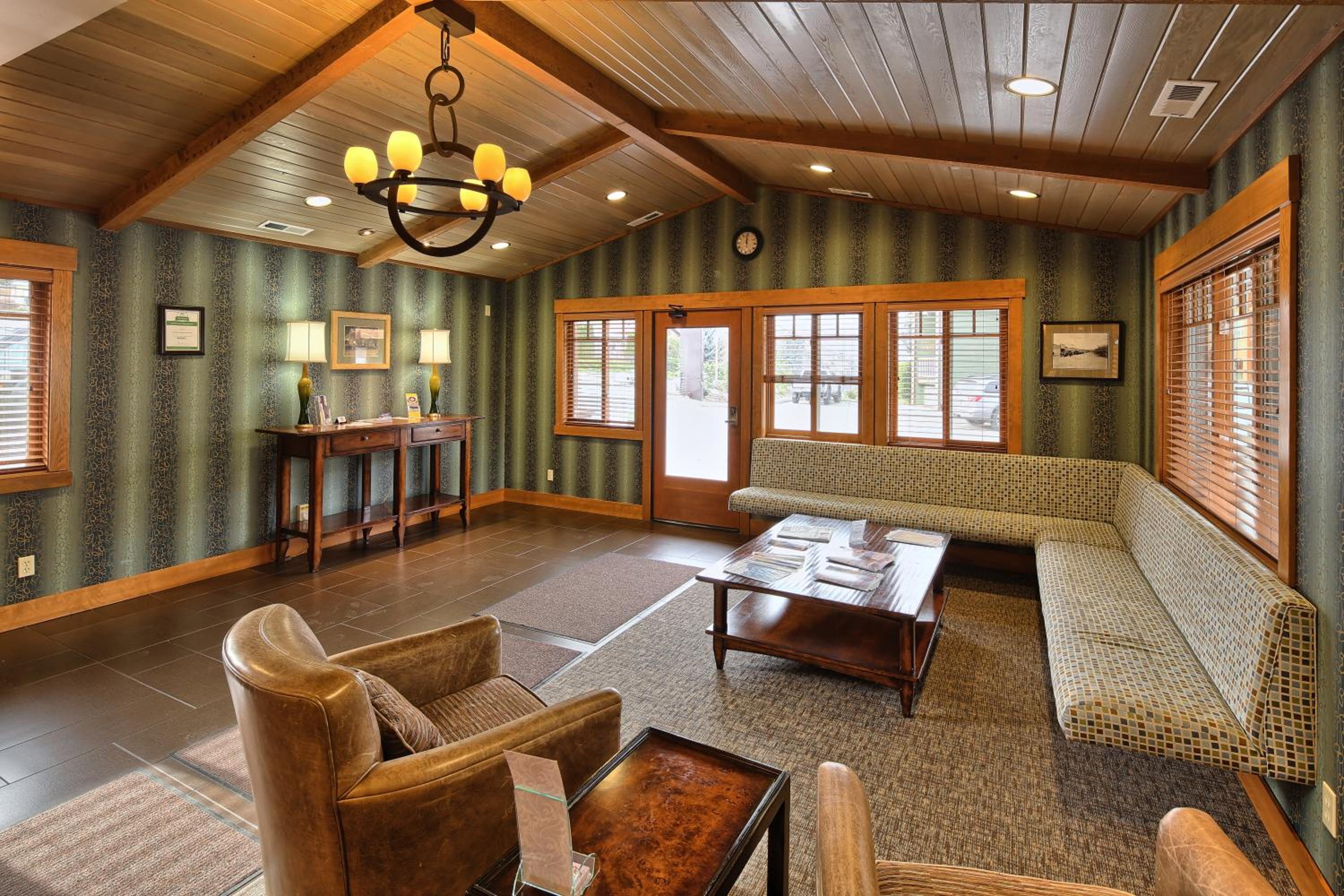 Lakeside Lodge and Suites