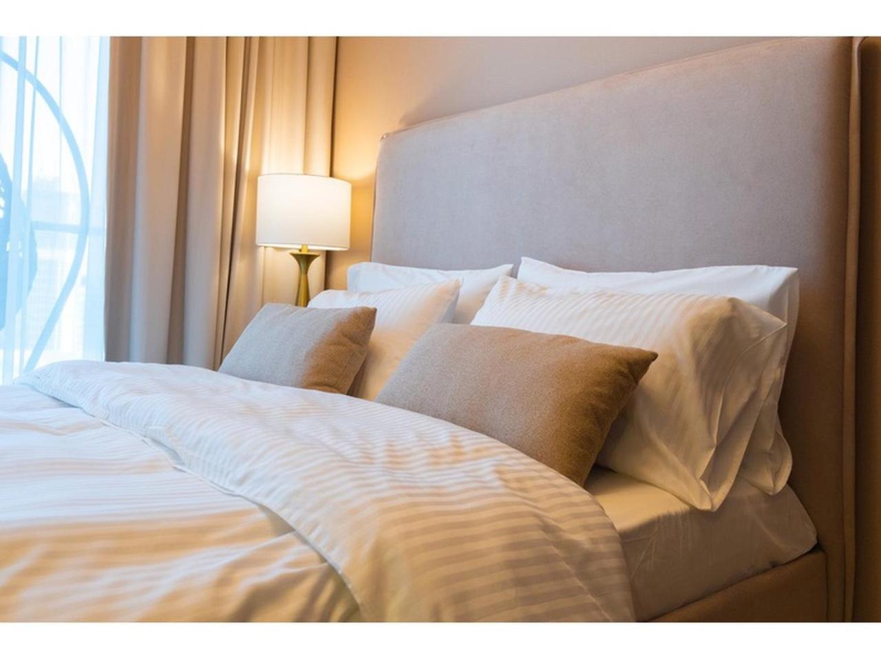 KeyRock Living - Stylish 1BR with Pool Access