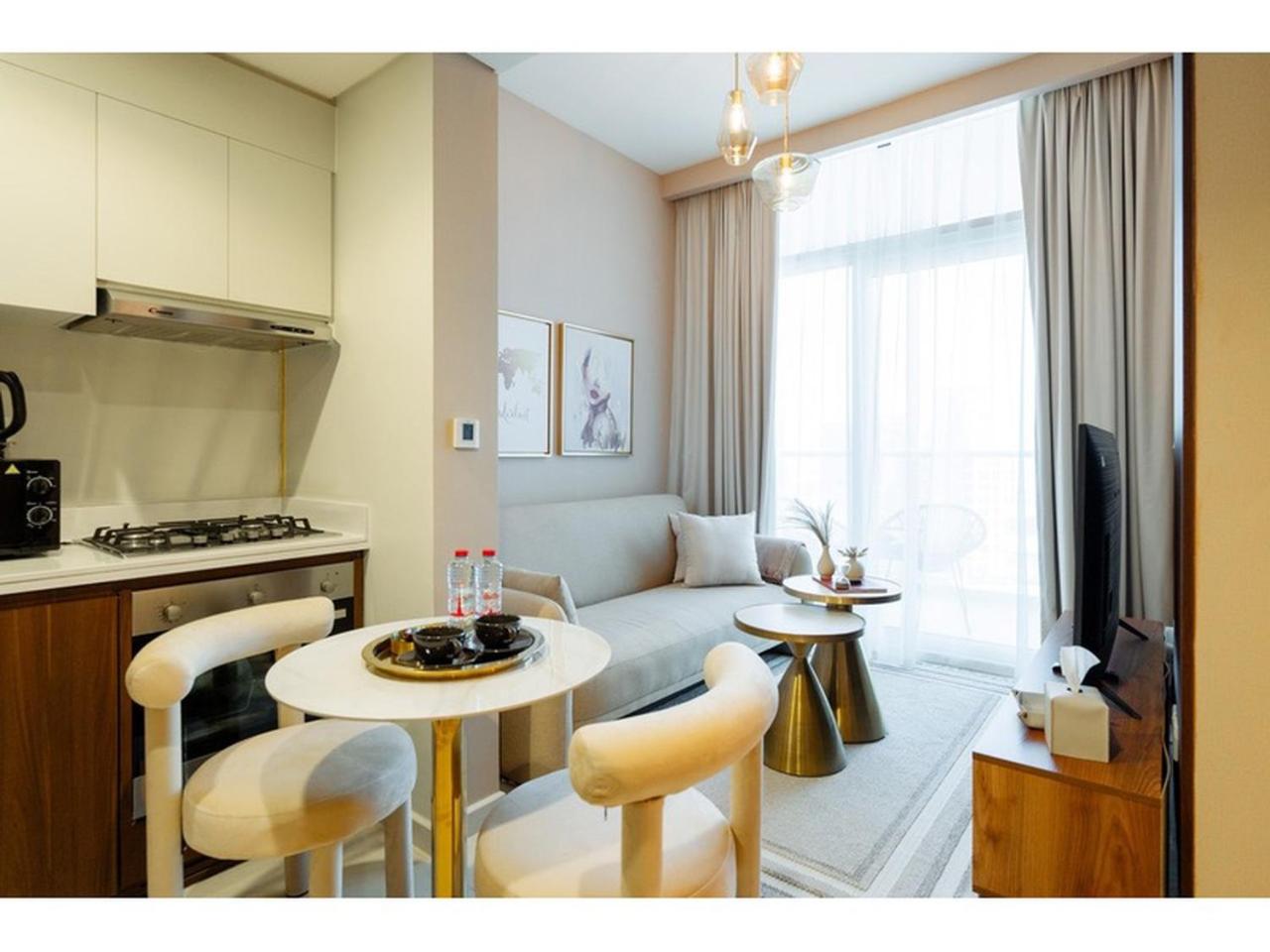 KeyRock Living - Stylish 1BR with Pool Access